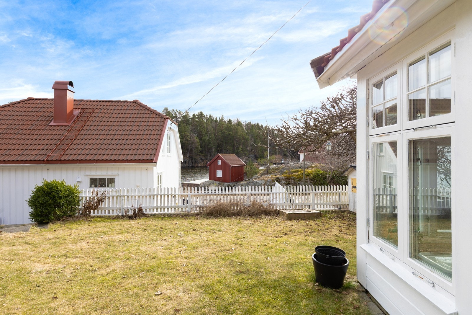 Koselig hage på baksiden av boligen med plass til lek og moro Galleribilde