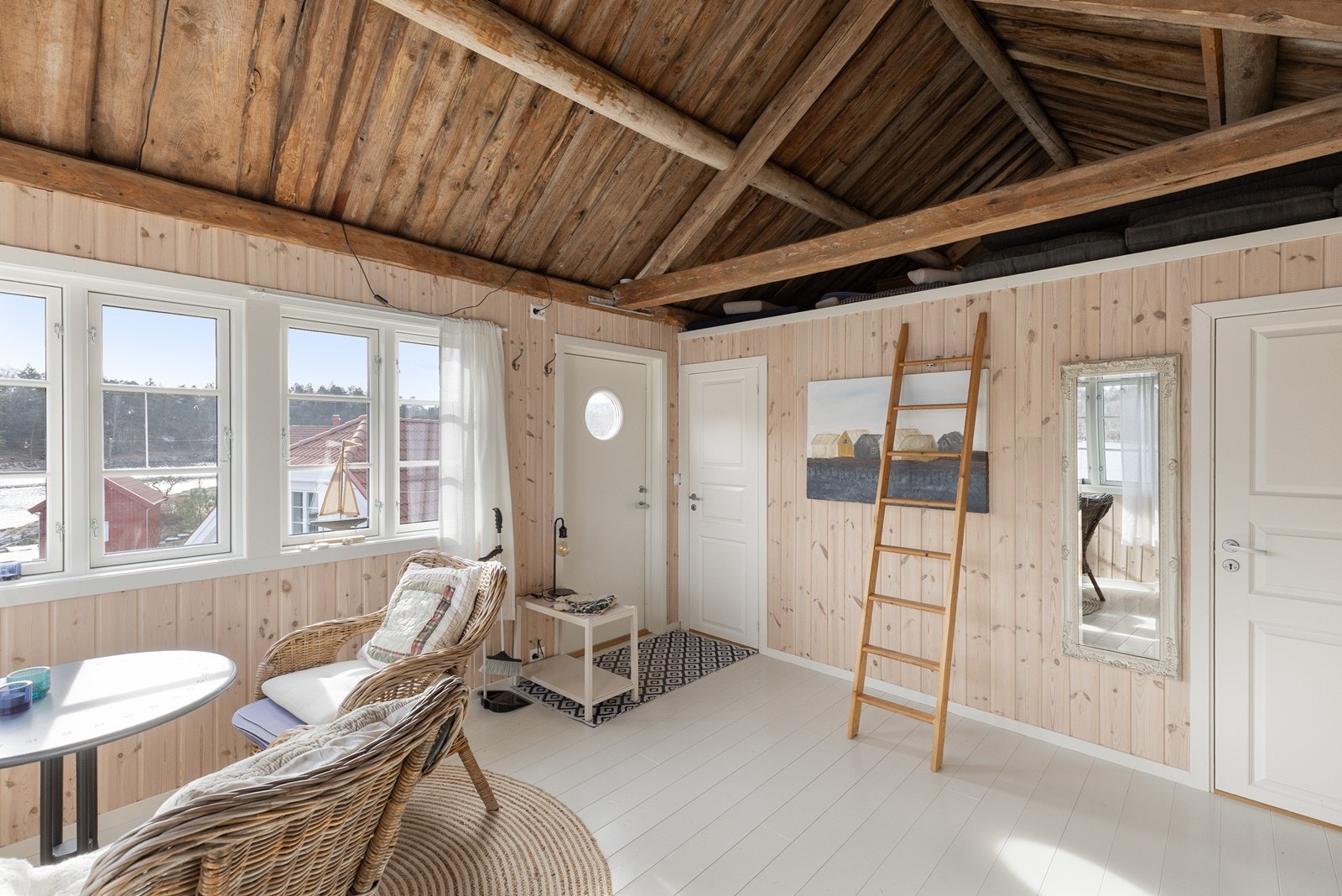 Stue i anneks, perfekt for gjester (det foreligger ikke innvendige tegninger, megler kan derfor ikke kontrollere bruken av rommene) Galleribilde