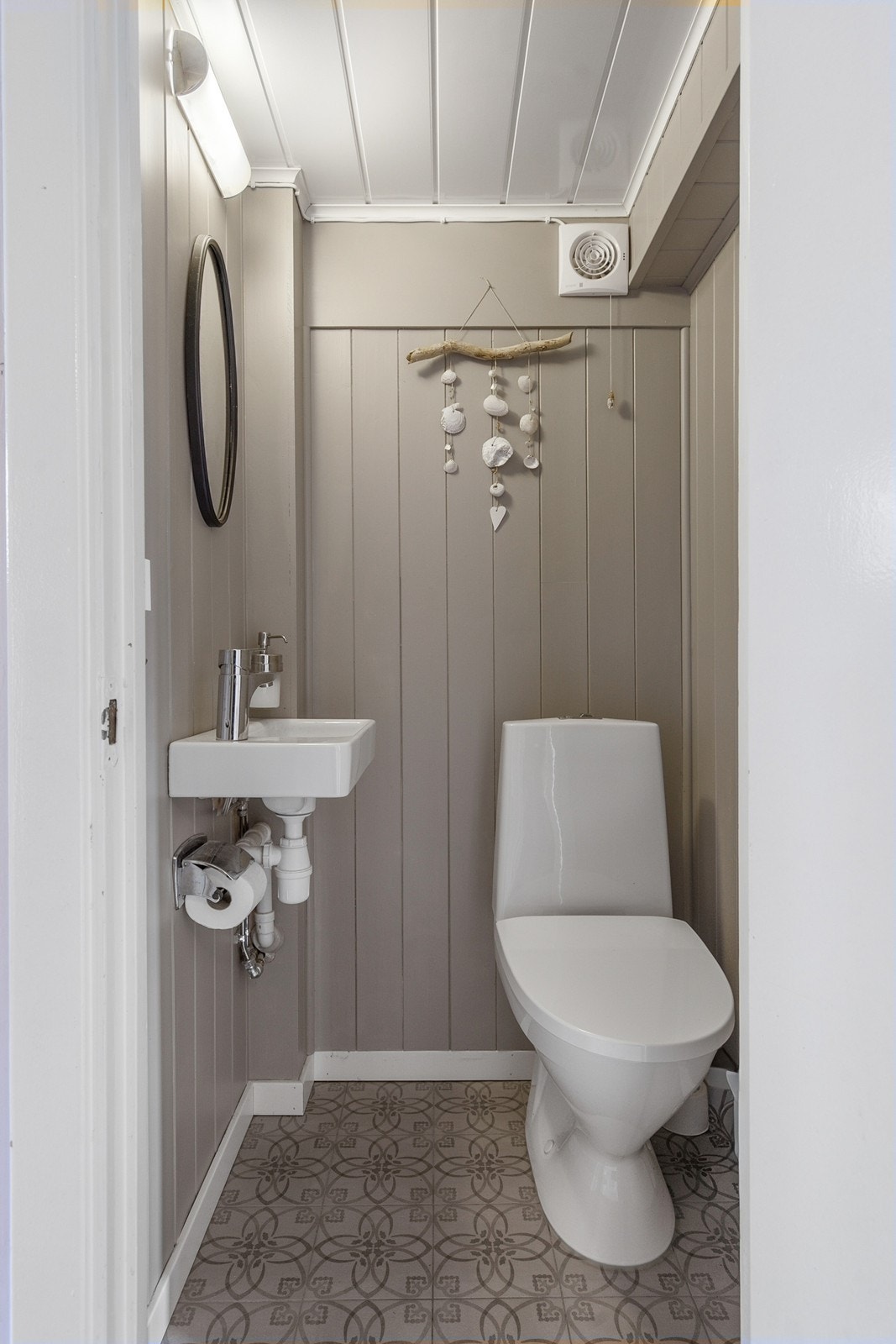 Toalettrom i 1. etasje med wc og vask Galleribilde