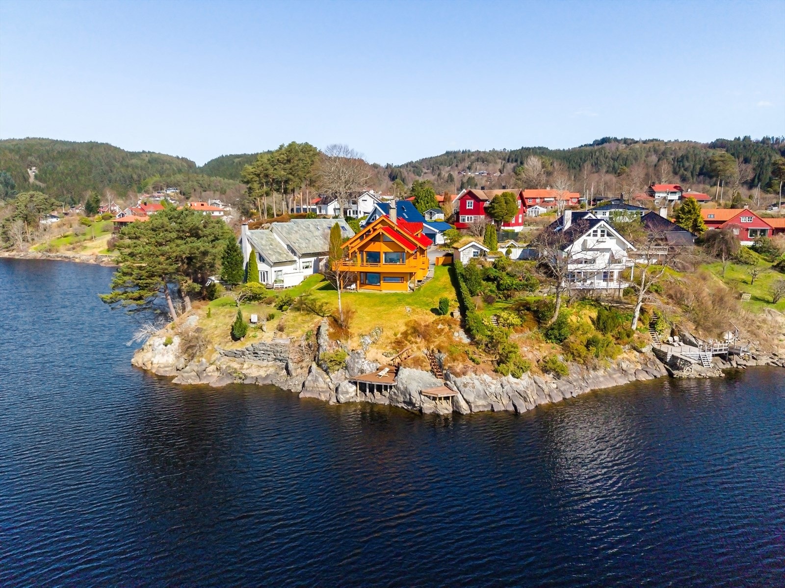 Fana Sparebank Eiendom Fana - Stendavatnet | Stor arkitektegnet familiebolig med dobbel garasje, strandlinje | Nydelige sol- og utsiktsforhold Kvernabe