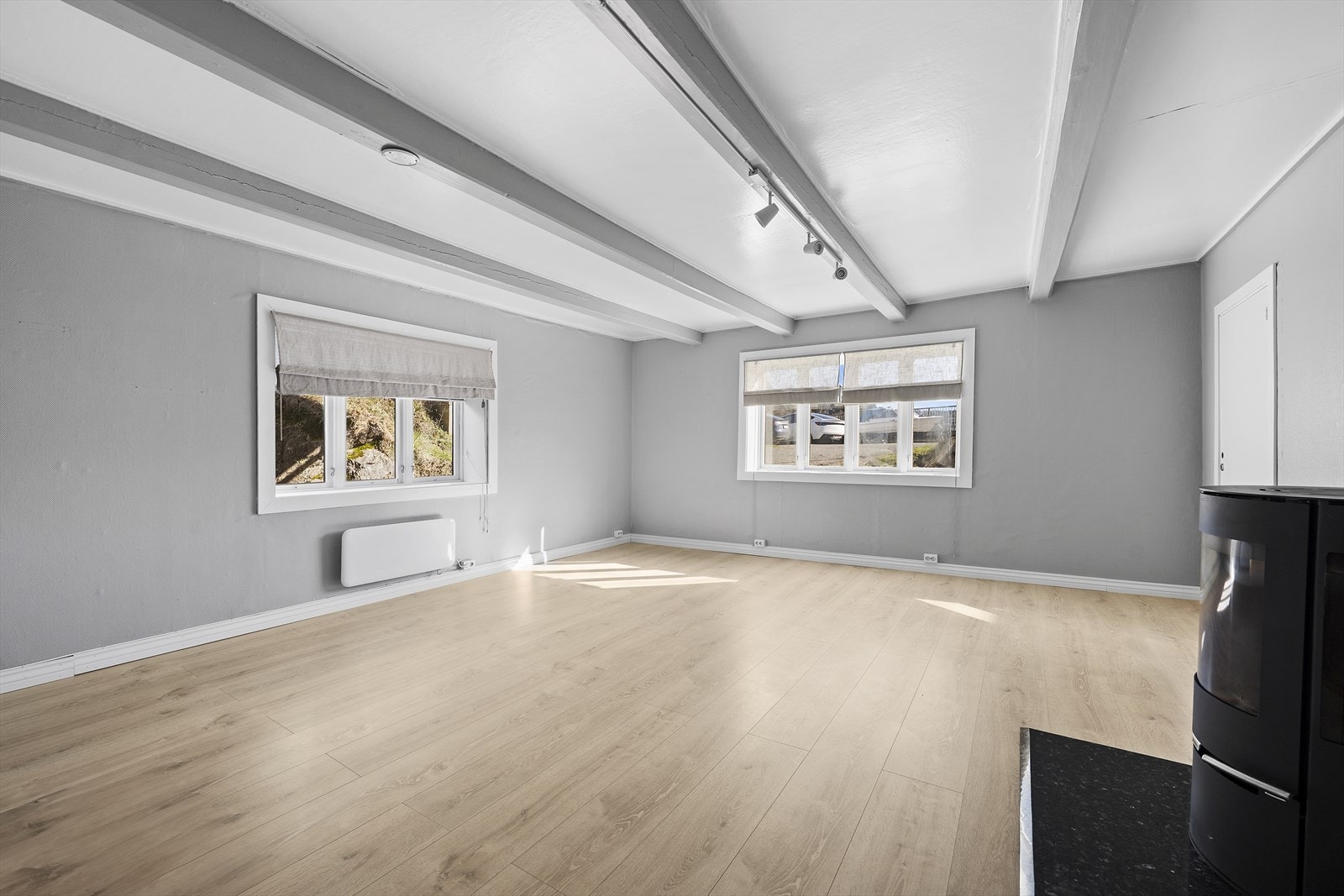 Her er det god plass til både sofagruppe og spisegruppe. Gode vindusflater som sørger for godt lysinnslipp Galleribilde