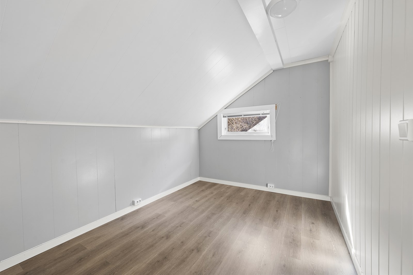 Soverom av fin størrelse med plass til dobbeltseng, nattbord og annet soveromsmøblement Galleribilde
