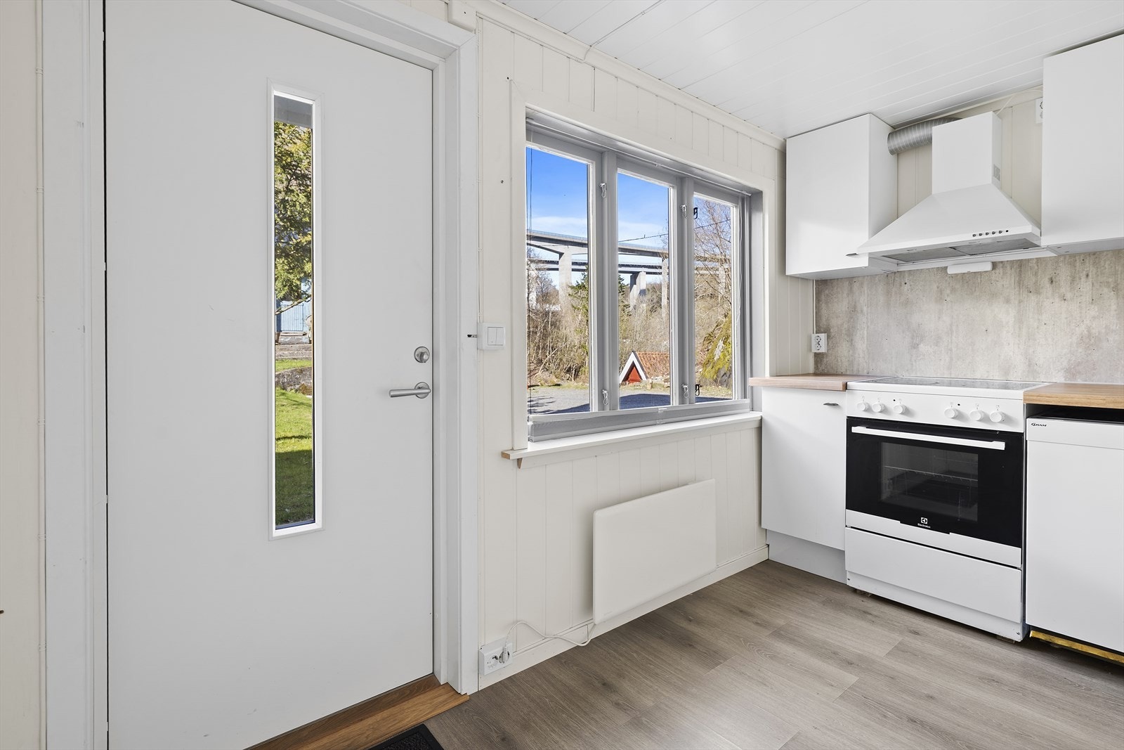 Du kommer inn på kjøkkenet, hvor du har gode vindusflater som slipper inn godt med dagslys. Det er mulighet til garderobeløsning for uteklær Galleribilde