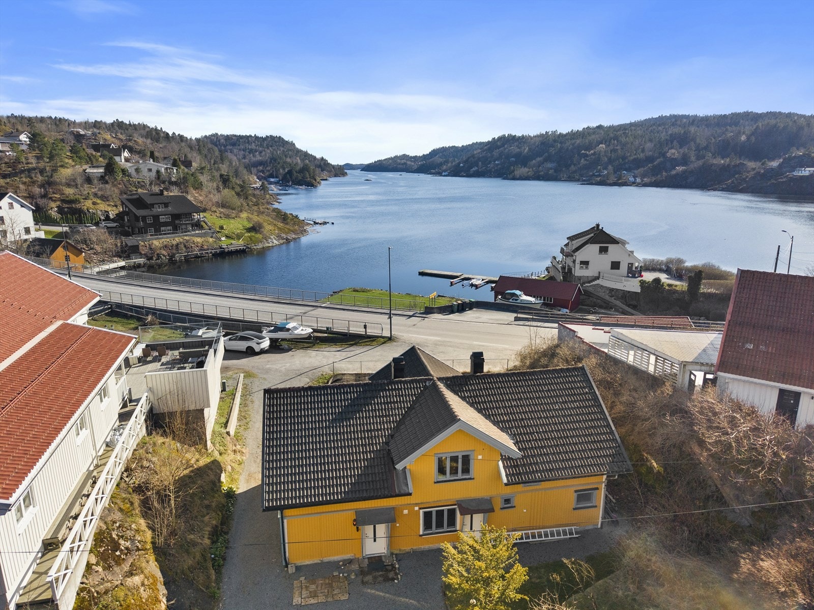 Her har du muligheten til å kjøpe enebolig med strandlinje, samt mulighet for utleie av egen bolig Galleribilde