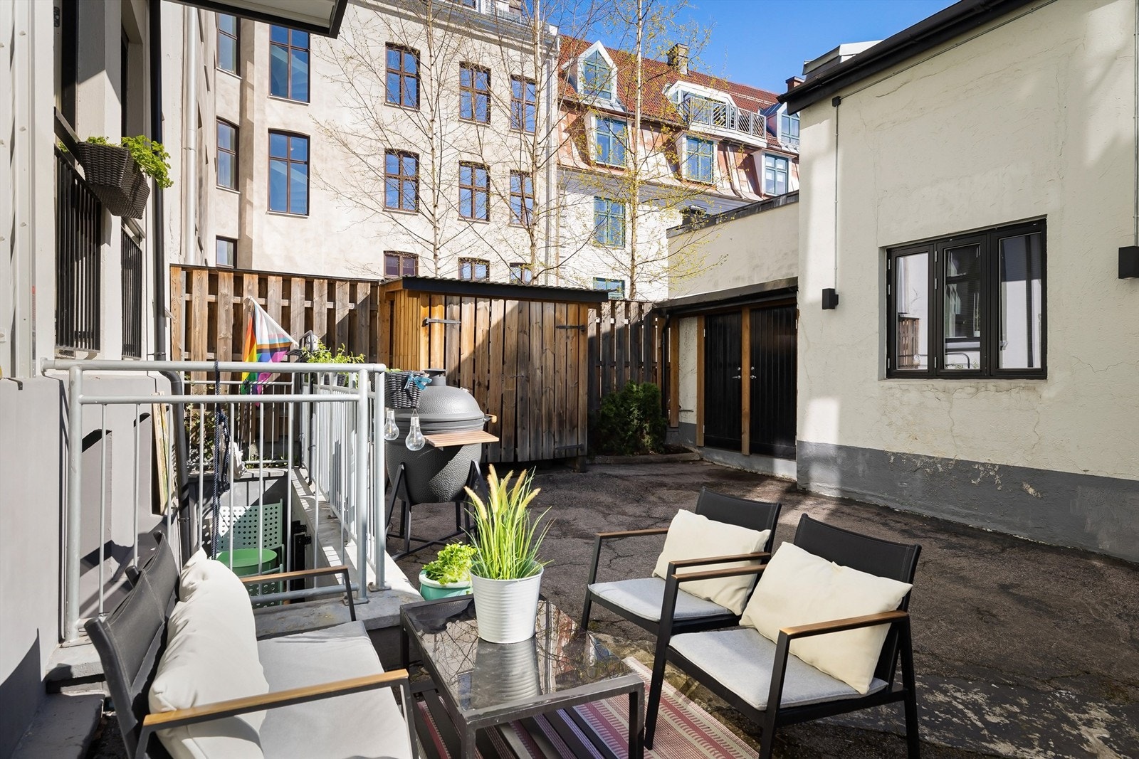 Hyggelig og rolig bakgård. Galleribilde