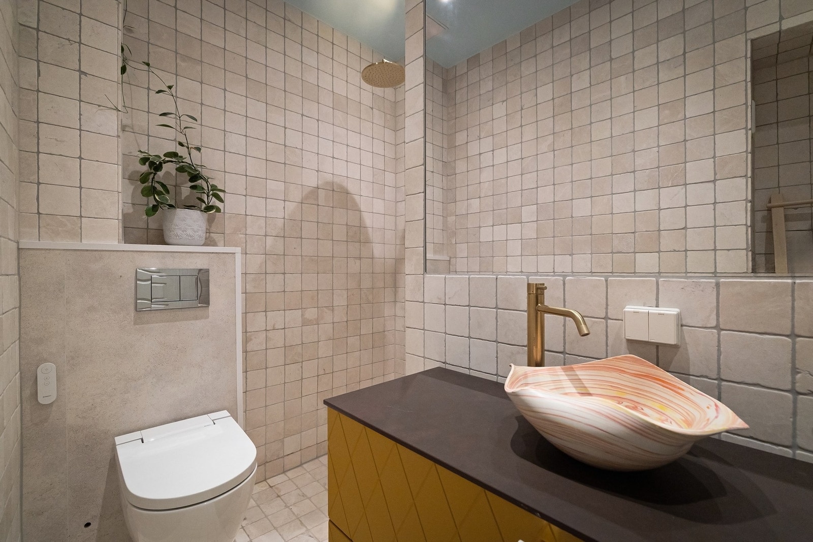 Innredet med vegghengt klosett, innfelt speil og dusjhjørne. Opplegg for vaskemaskin. Geberit AquaClean ALBA dusjtoalett. Galleribilde