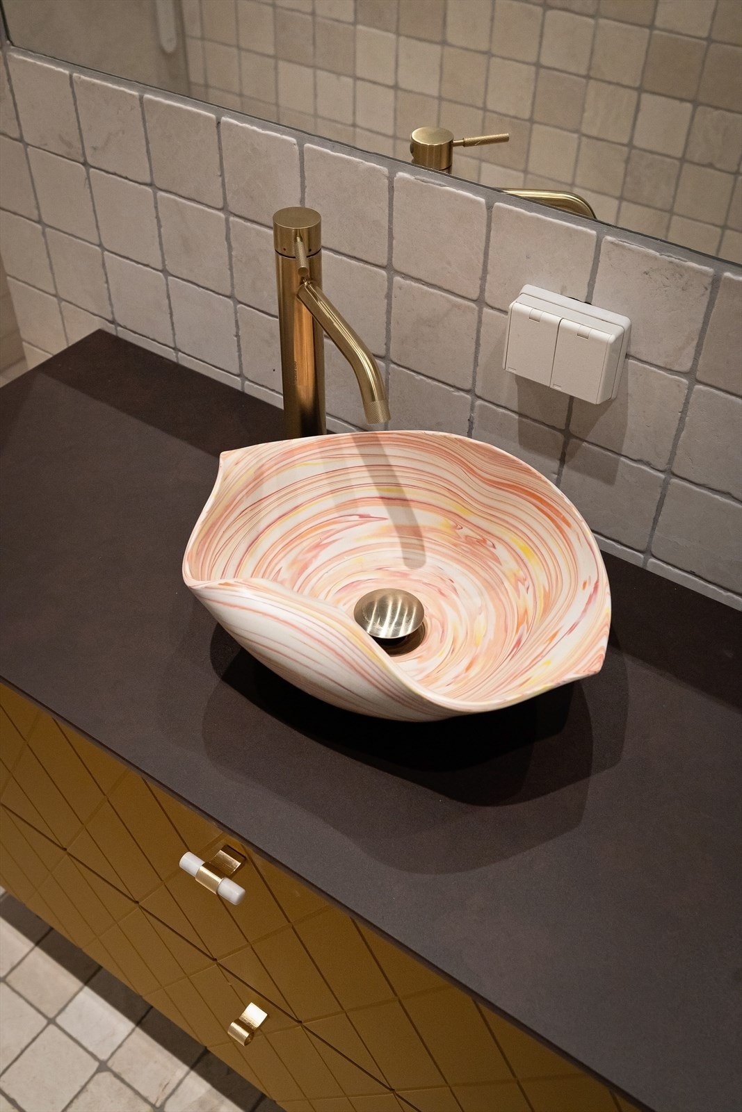 Servant plassert på innredning. Galleribilde