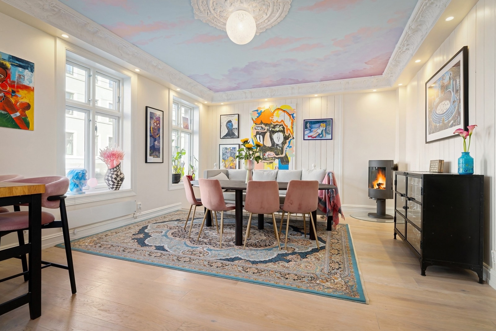 Store vindusflater slipper inn rikelig med lys, mens god takhøyde, stukkatur og rosett gir boligen et særpreg og en tidløs eleganse. Galleribilde