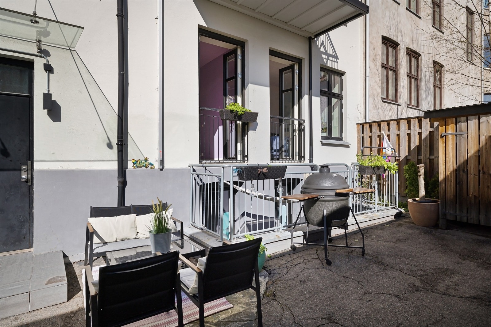 Alle soveromsvinduene vender ut mot denne rolige bakgården. Galleribilde