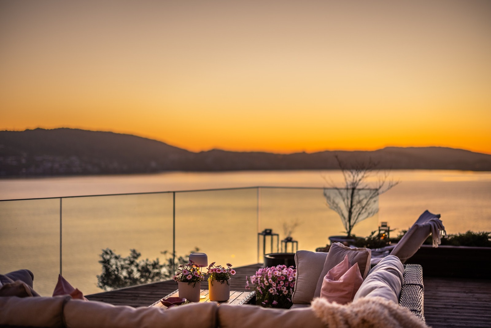 - Her kan du nyte lange sommerkvelder med utsikt over byen og fjorden - uten krevende hagearbeid - Galleribilde