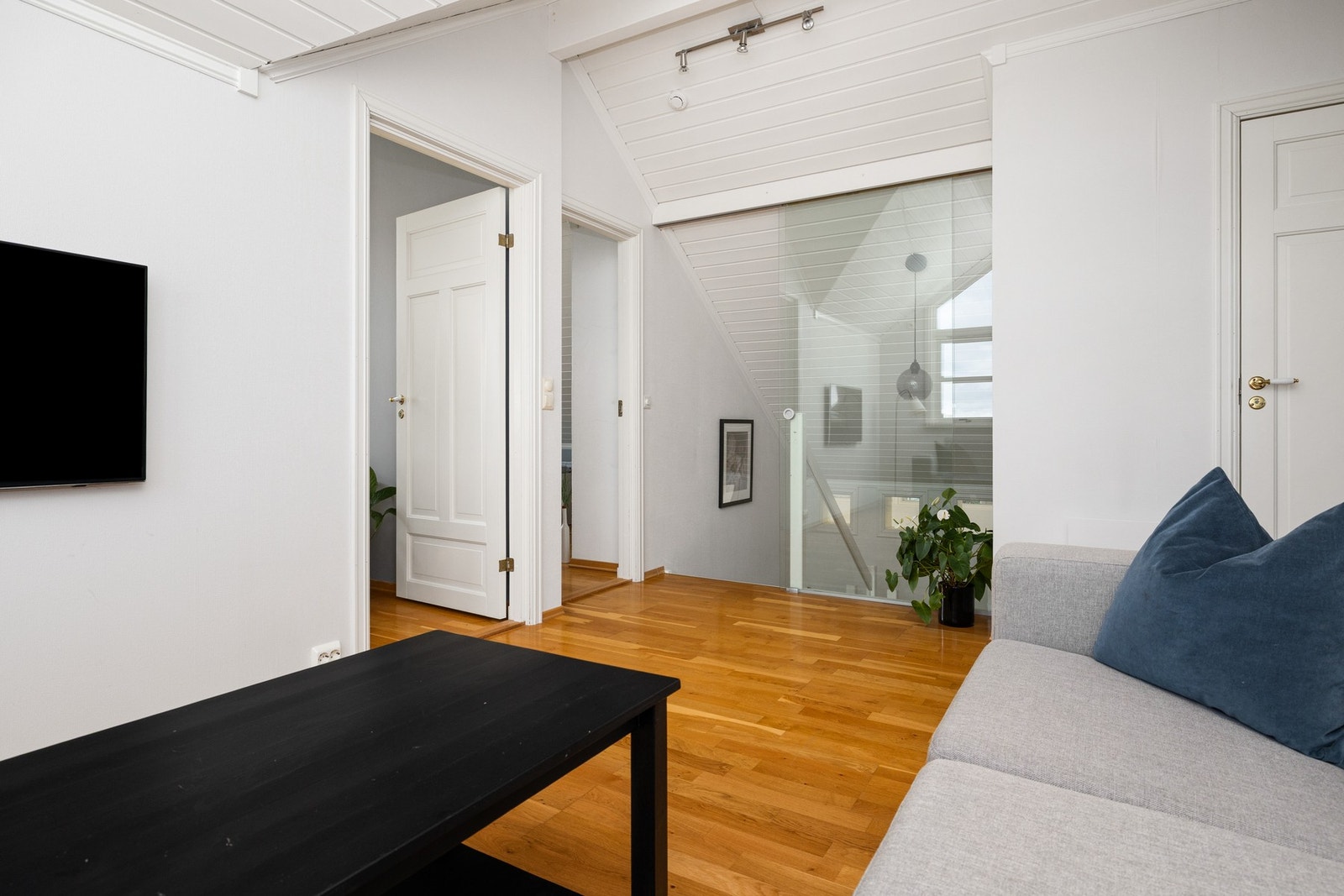 Velkommen opp på loftet! Legg merke til den praktiske skyvedøren i glass. Gjennomtenkt løsning som sørger for mindre støy mellom etasjene. Galleribilde