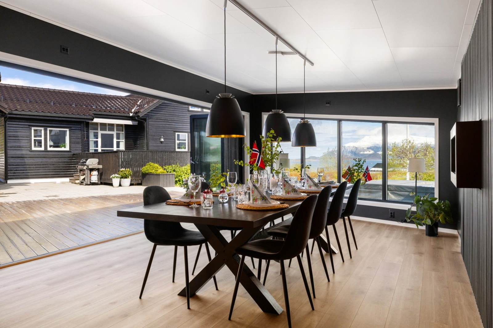 Hagestuen egner seg godt for bursdager, sammenkomster og lignende. Kanskje kan neste års 17. mai frokost arrangeres her? Galleribilde
