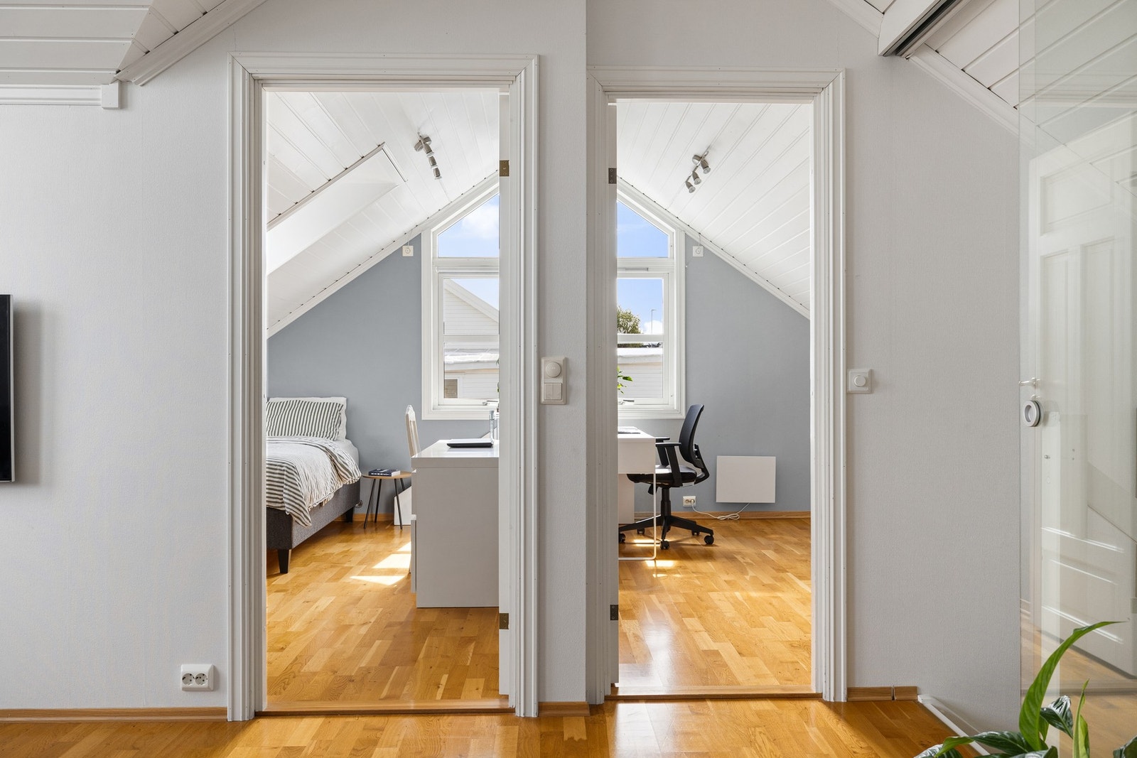 Videre består loftsetasjen av 4 romslige soverom (alle ca. 15 kvm) Galleribilde