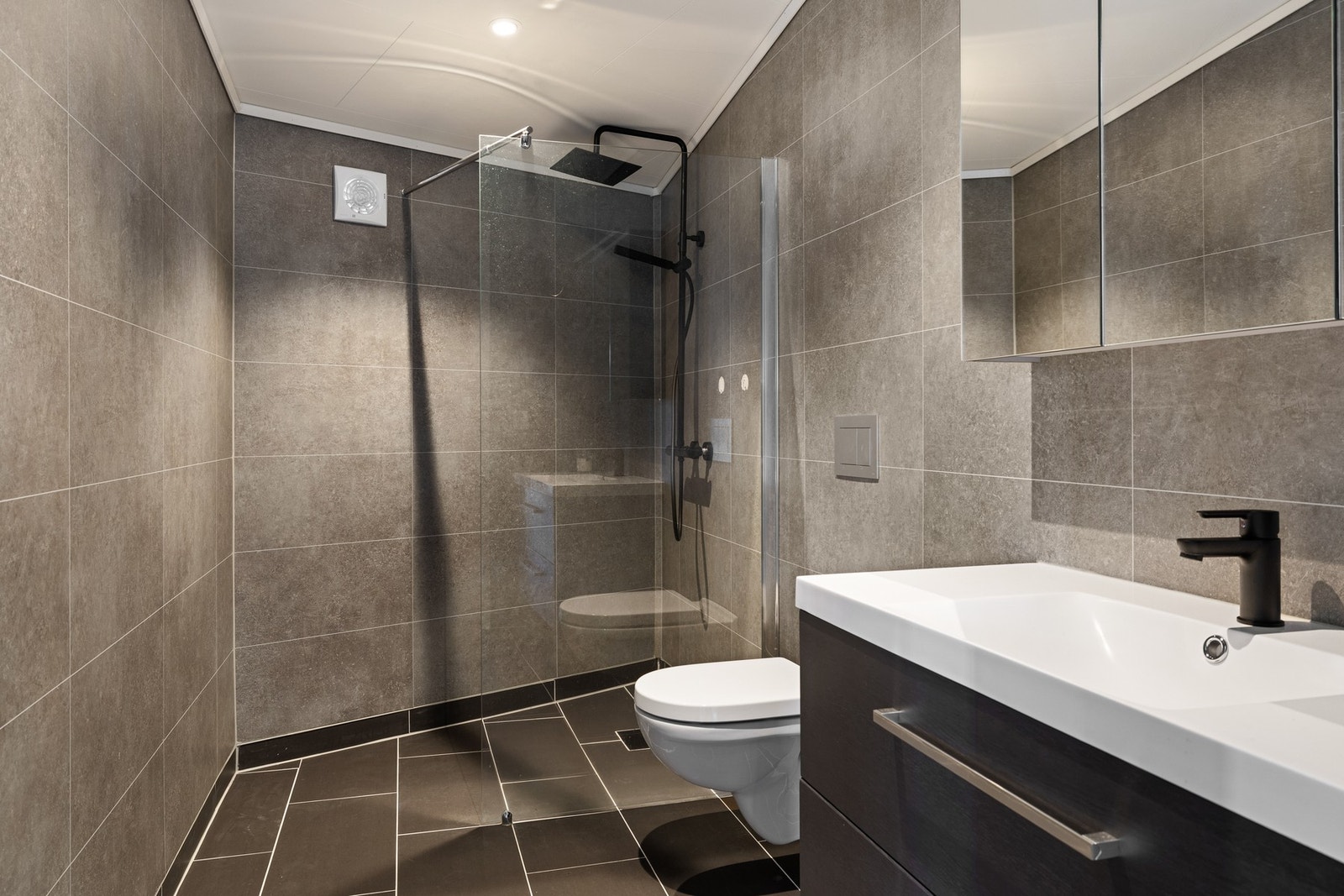 et rålekkert bad. Badet har våtromsplater på vegg og flislagt gulv med varmekabler. Dusj med dusjvegger, vegghengt innredning&wc Galleribilde