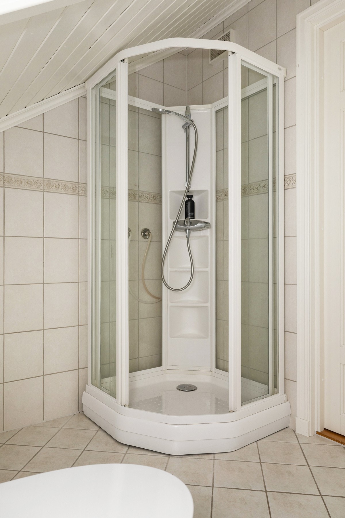 Videre er badet også utstyrt med dusjkabinett Galleribilde