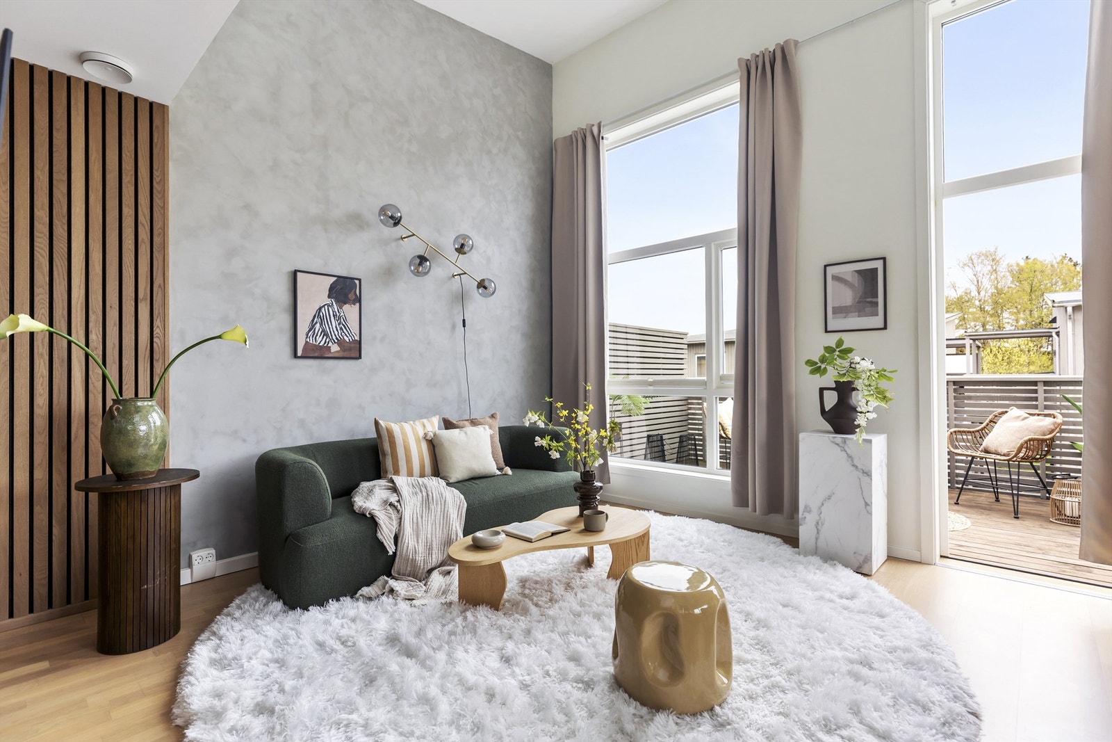 Balkongen fungerer som en ekstra stue i sommerhalvåret, med gode solforhold. Galleribilde
