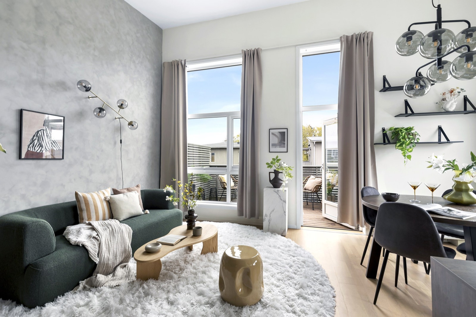Fra sofakroken har du direkte utgang til balkongen, som blir en naturlig forlengelse av stuen på sommerdager. Galleribilde