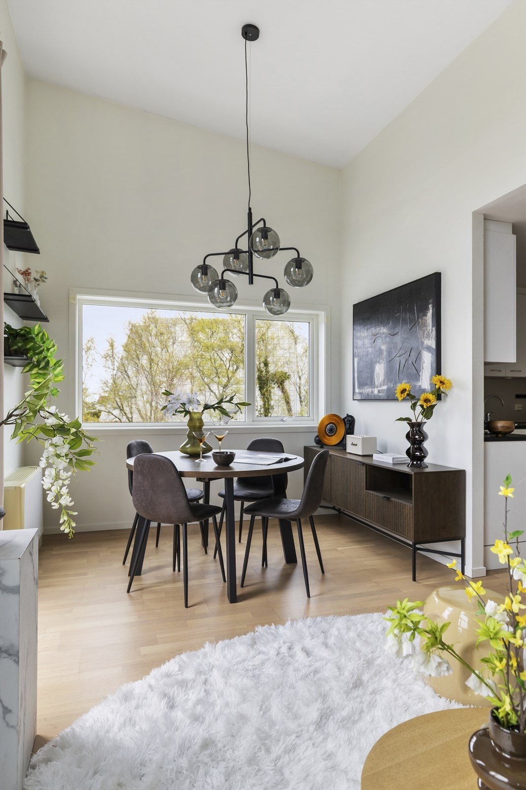Spisestuen er plassert slik at den får rikelig med dagslys, med god plass til hyggelige måltider. Galleribilde