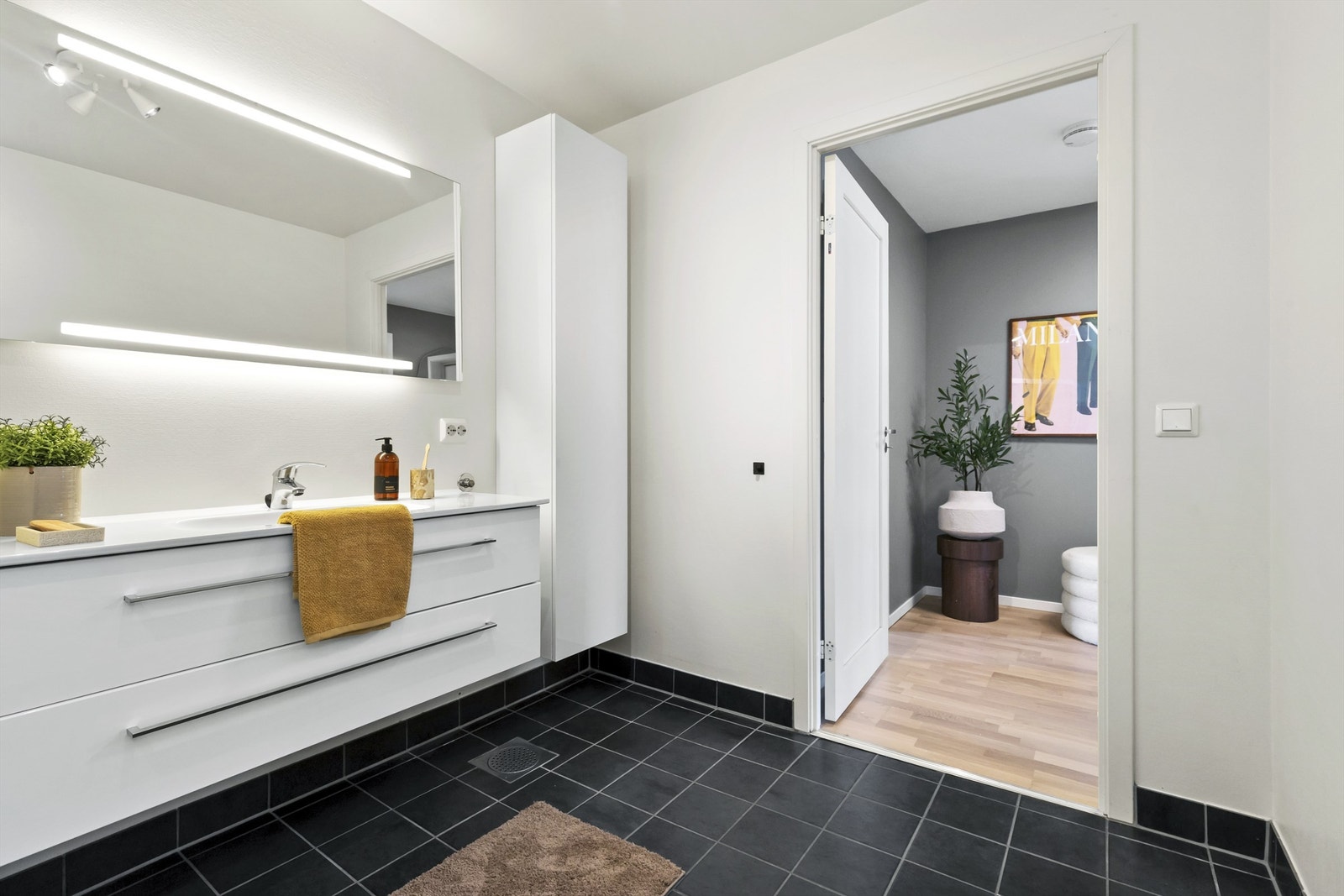 Badet har dusjnisje med glassdører og flislagte vegger i dusjsonen. Vannrør er av typen rør-i-rør. Galleribilde