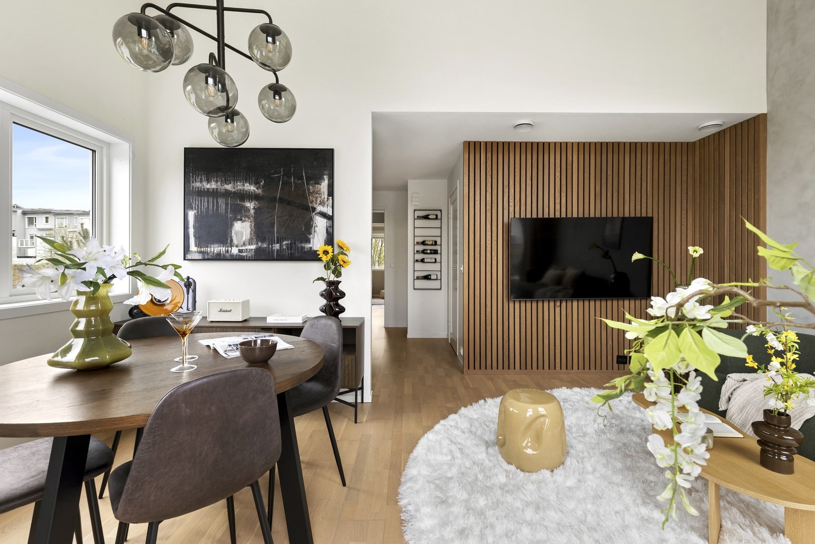 Den gjennomtenkte planløsningen gir god plass til både sofagruppe og spisebord. Galleribilde