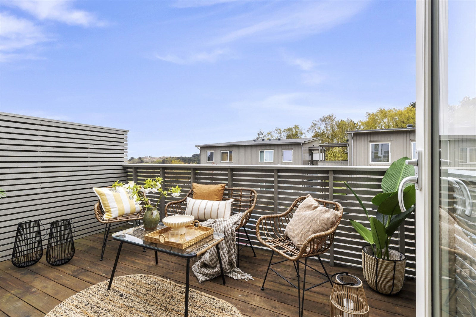 Den sørvestvendte balkongen har god plass til en sittegruppe. Gulvet er nylig lagt med vedlikeholdsvennlige, royalimpregnerte terrassebord. Galleribilde