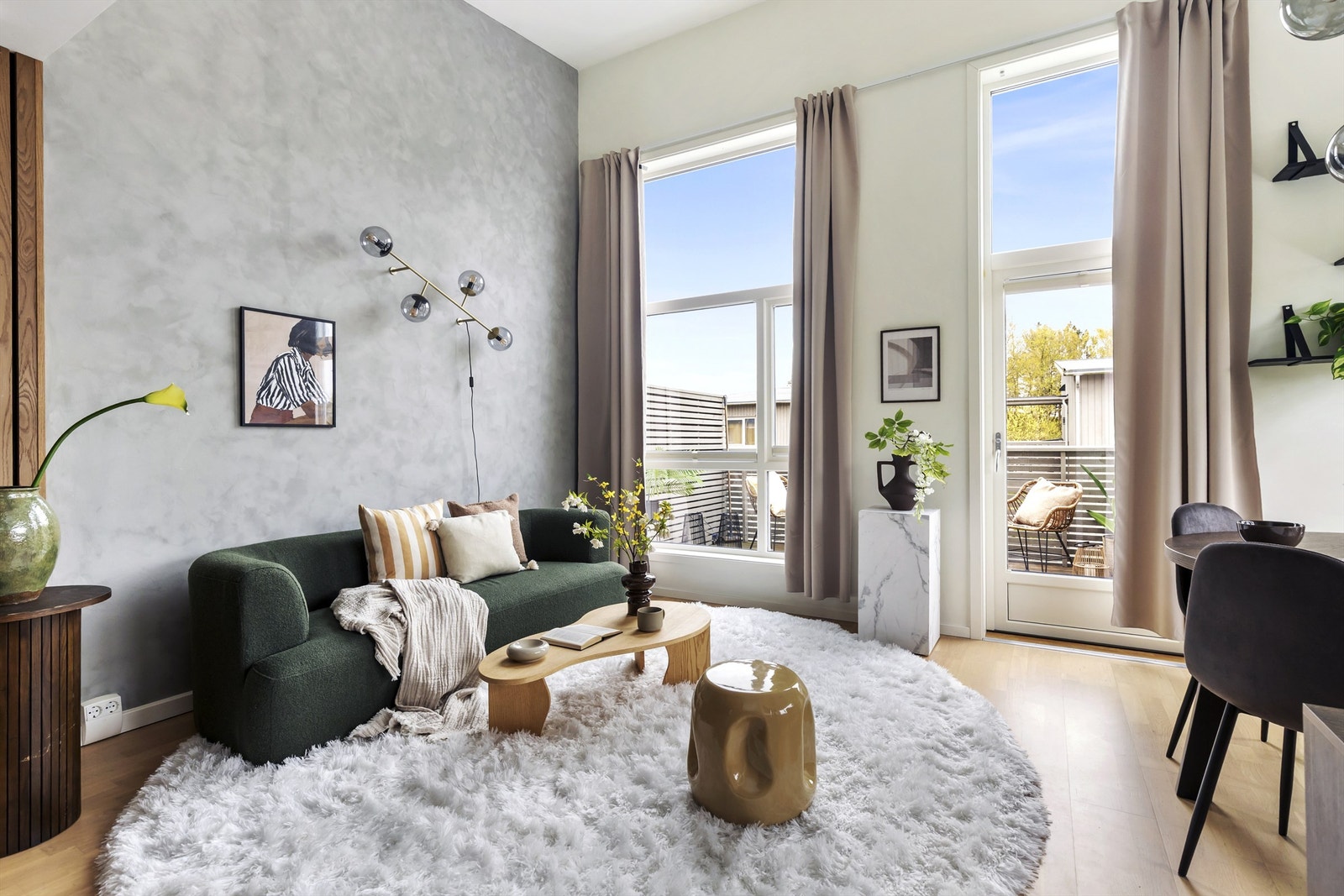 Vinduer og balkongdør mot uteplassen ble skiftet av sameiet, noe som sikrer god isolasjon og moderne standard. Galleribilde