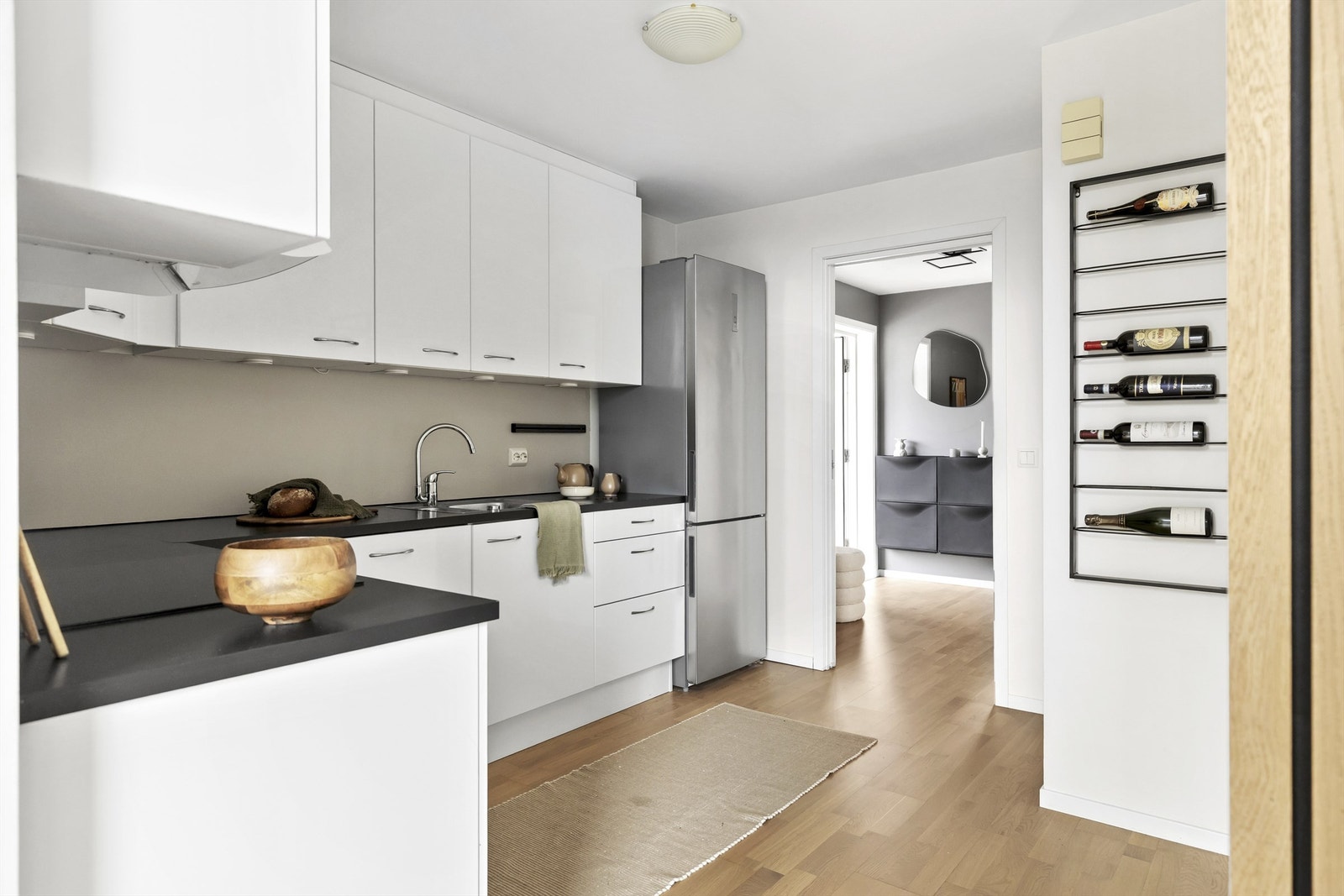 Kjøkkeninnredning med glatte fronter og laminatbenkeplate. Her er det integrert stekeovn, platetopp og oppvaskmaskin. Galleribilde