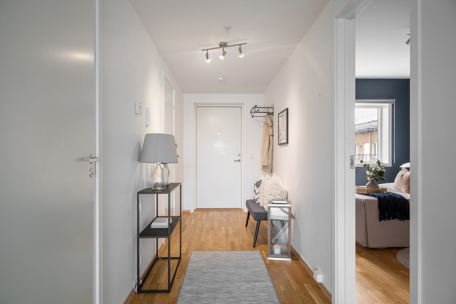 Innbydende entré/gang med god plass til oppheng av yttertøy og sko. Galleribilde