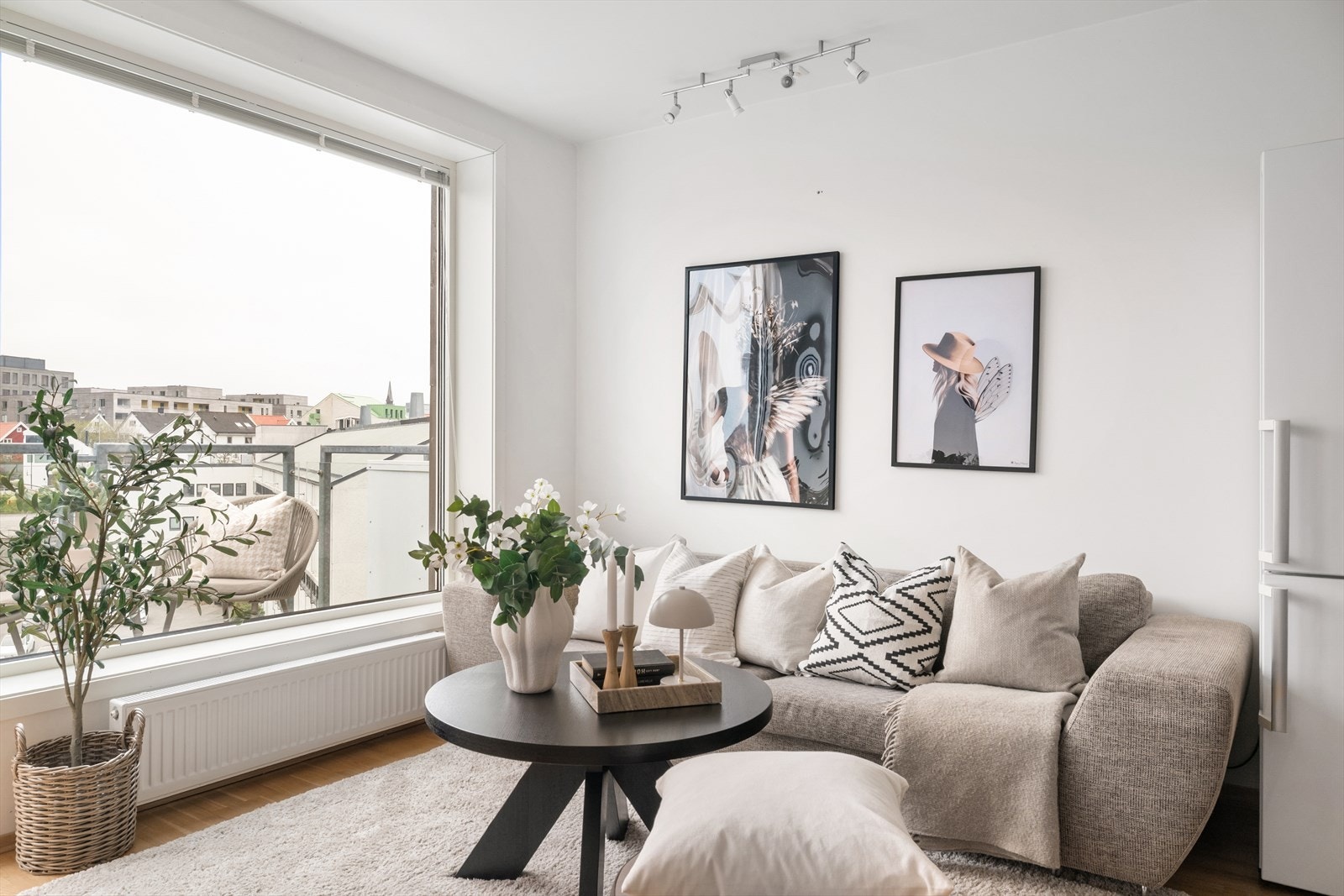 Stuen har en åpen løsning mot kjøkkenet og oppleves lys og innbydende. Galleribilde