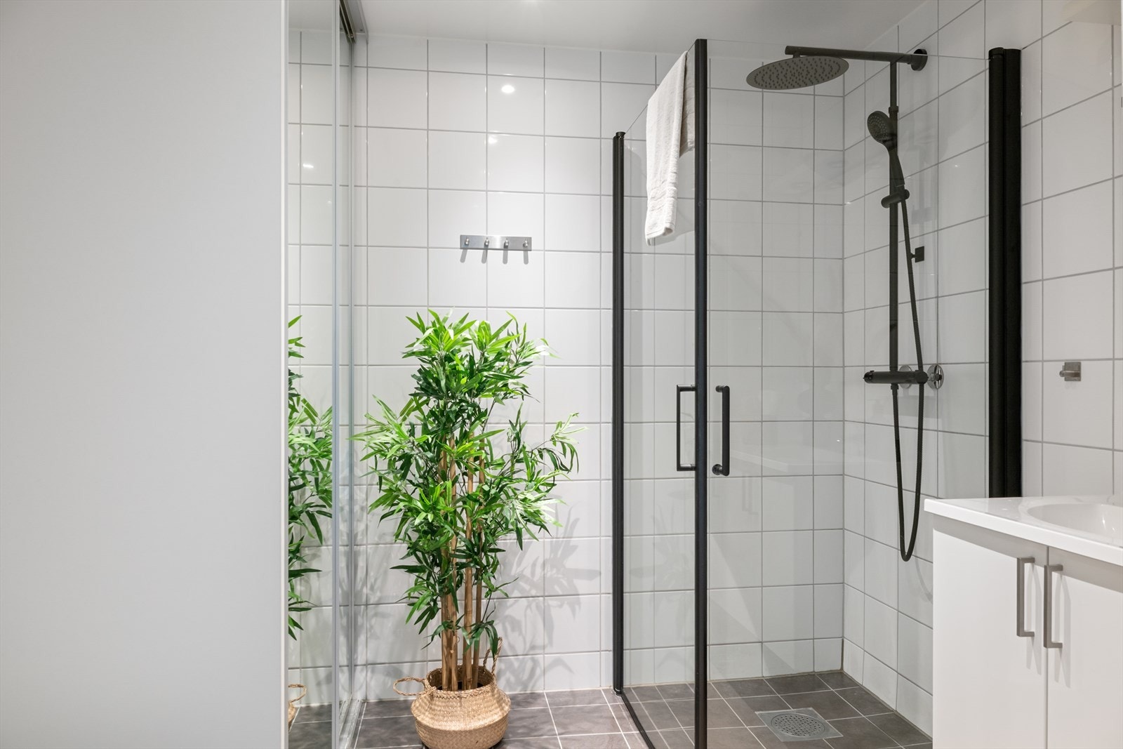 Badet er helfliset og har vannbåren gulvvarme. Galleribilde
