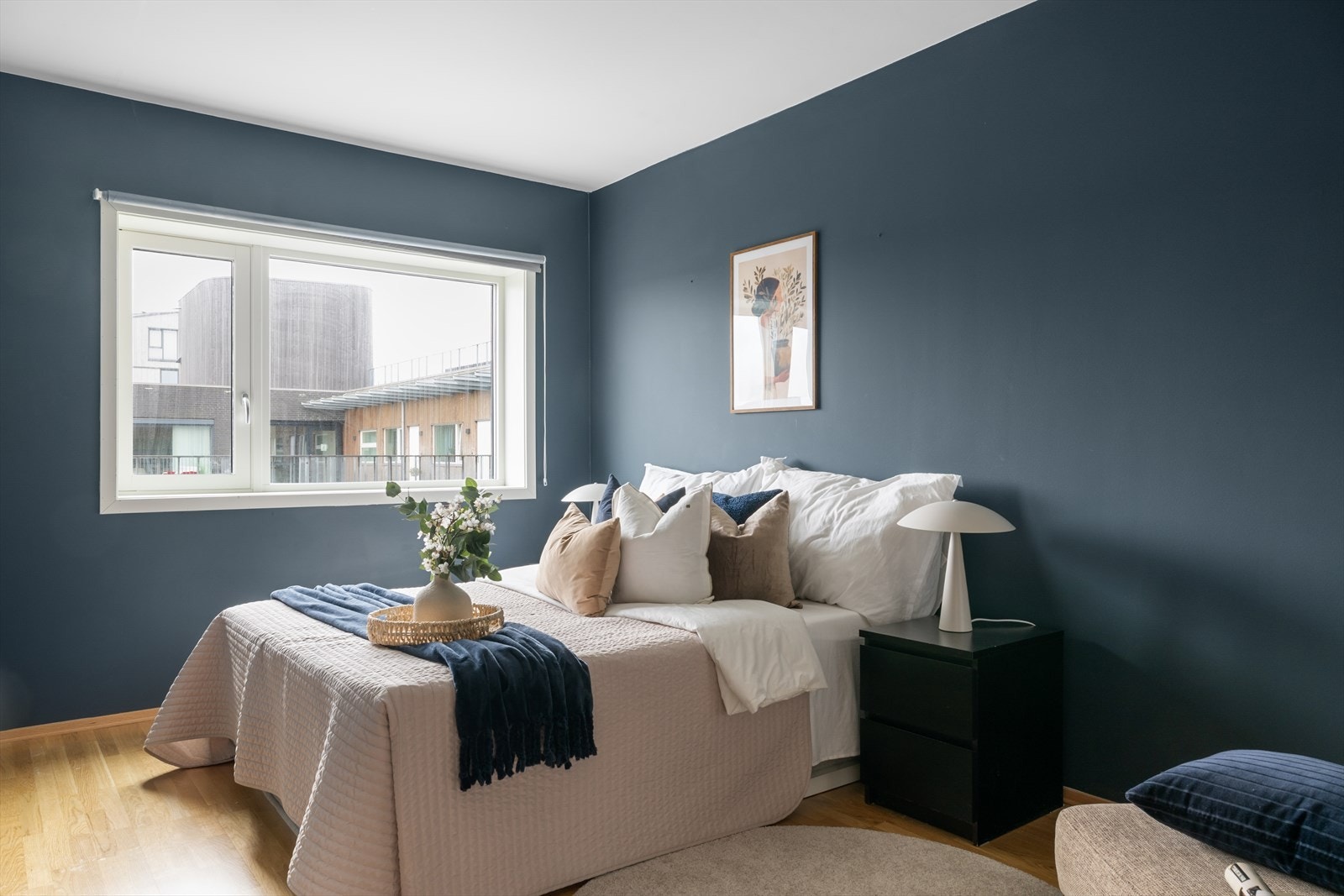 Leiligheten har totalt to soverom. Hovedsoverommet er malt i lun farge og har plass til romslig seng og nattbord. Galleribilde
