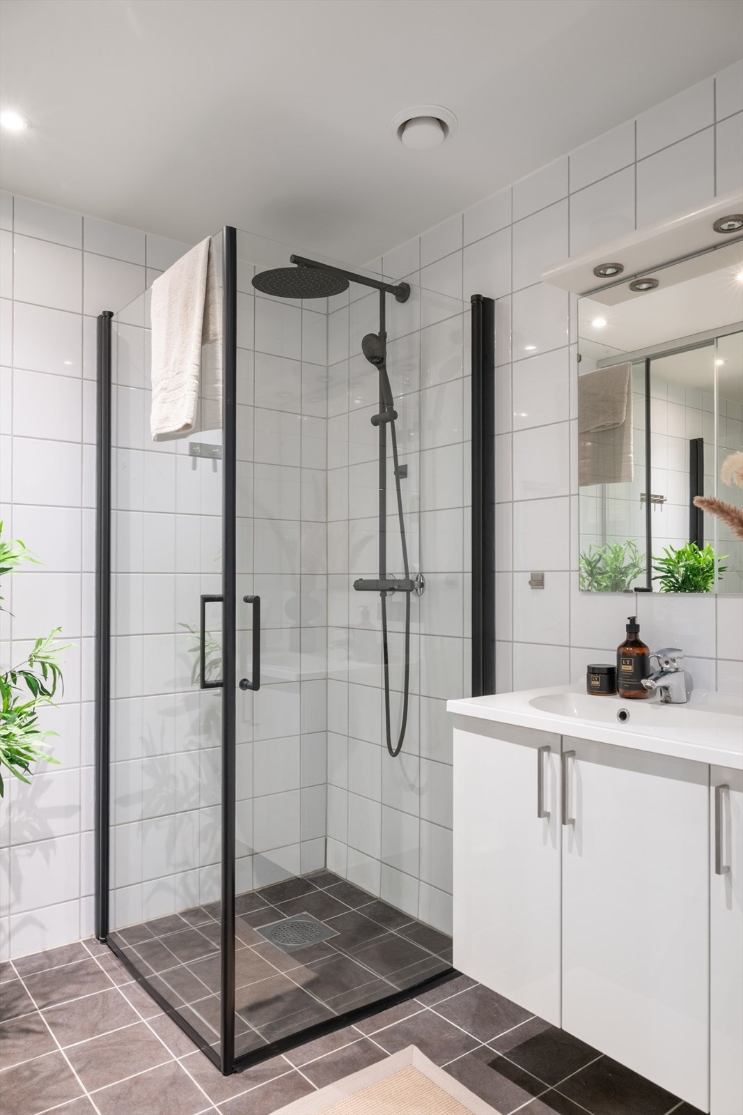 Badet er innredet med seksjon med servant, vegghengt toalett og dusjhjørne. Galleribilde