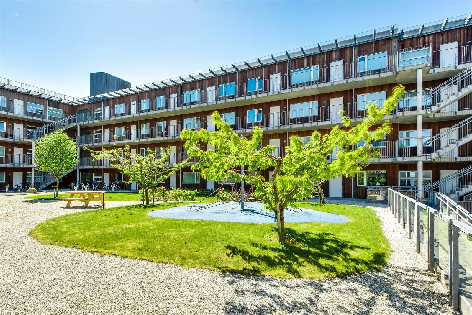 Sameiet består av 101 boligseksjoner og 2 næringsseksjoner fordelt på 3 blokker. Galleribilde