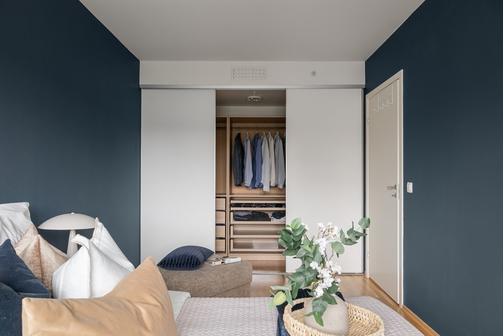 Hovedsoverommet har romslig skyvedørsgarderobe. Galleribilde