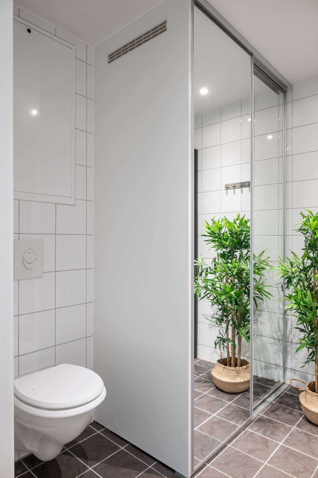 Bak skyvedørsgarderobe er det lagt praktisk vaskeromsnisje med opplegg for både vaskemaskin og tørketrommel. Galleribilde