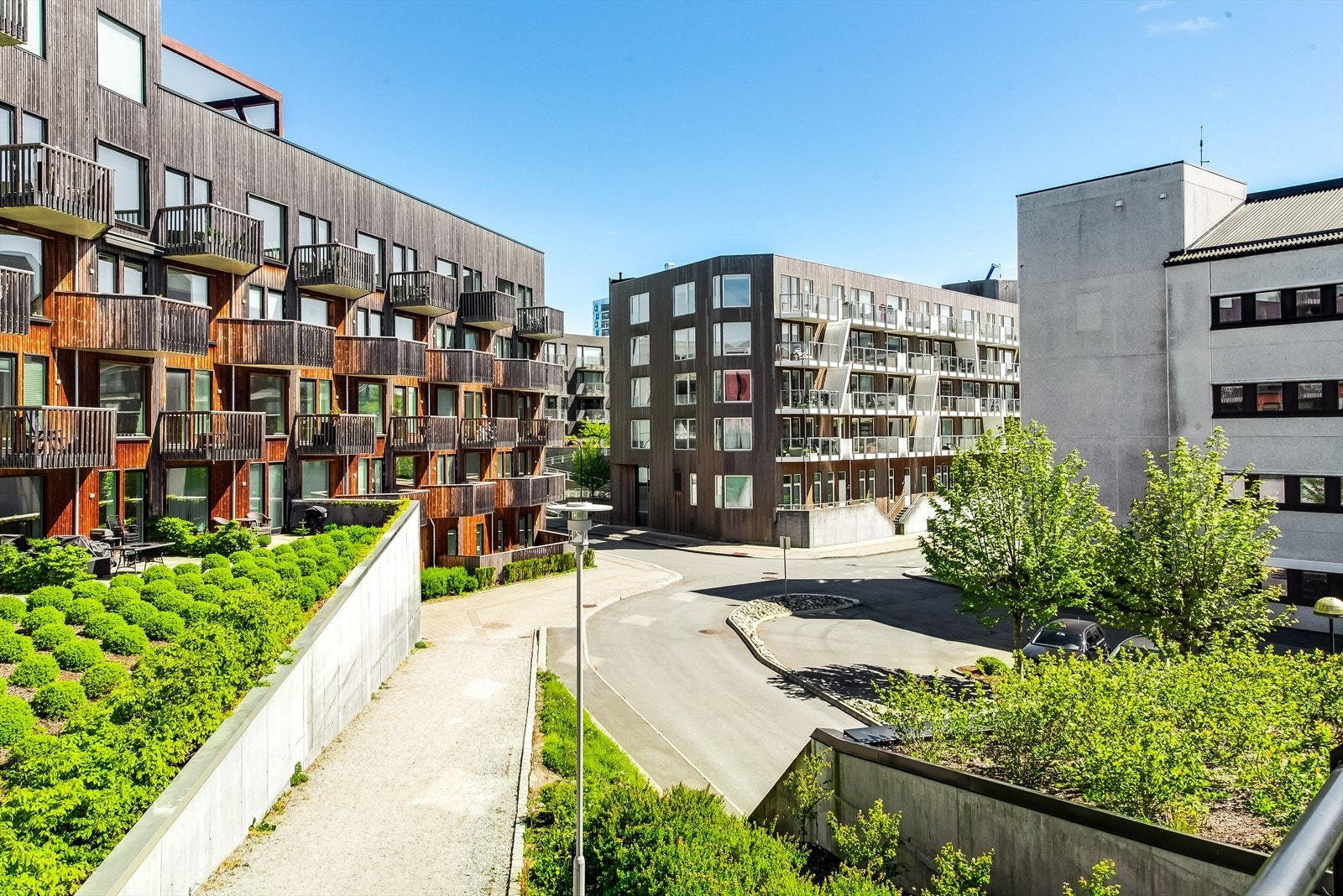 Fellesareal er pent opparbeidet med interne stier og gangveier, gressplen, lekeplass og ulik beplanting. Galleribilde