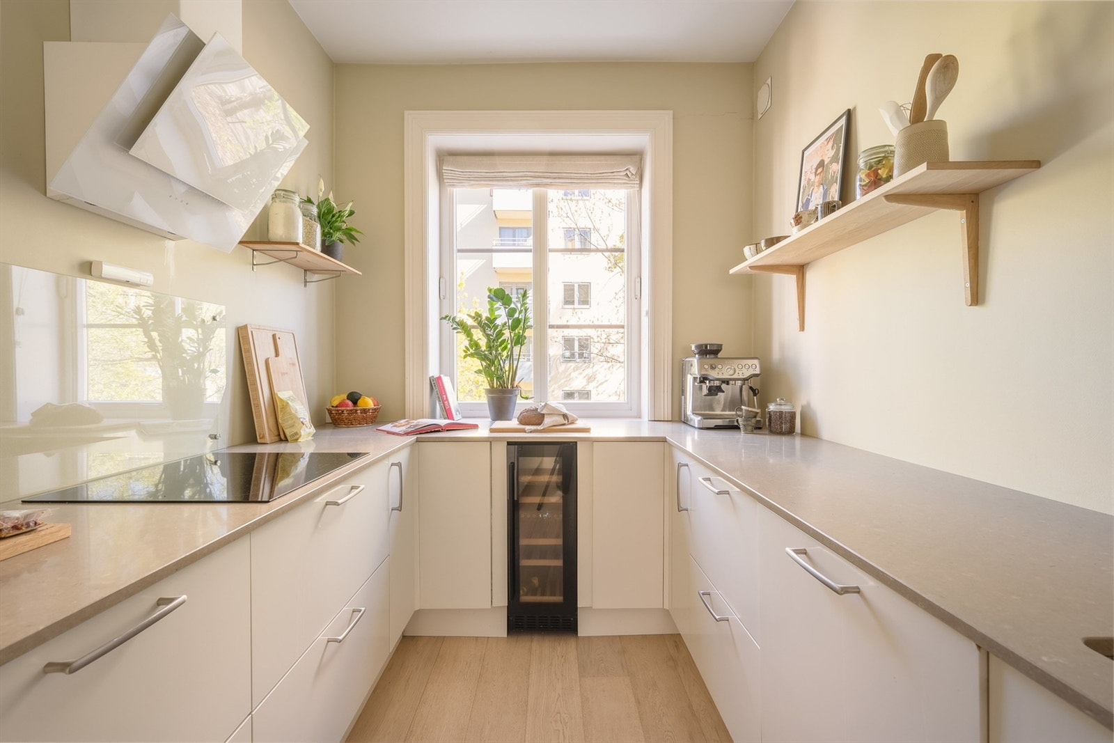 Leiligheten ble vesentlig oppusset i 2017 med bl. a. tidsriktige farge- og materialvalg, en-stavs eikeparkett og nytt kjøkken. Galleribilde