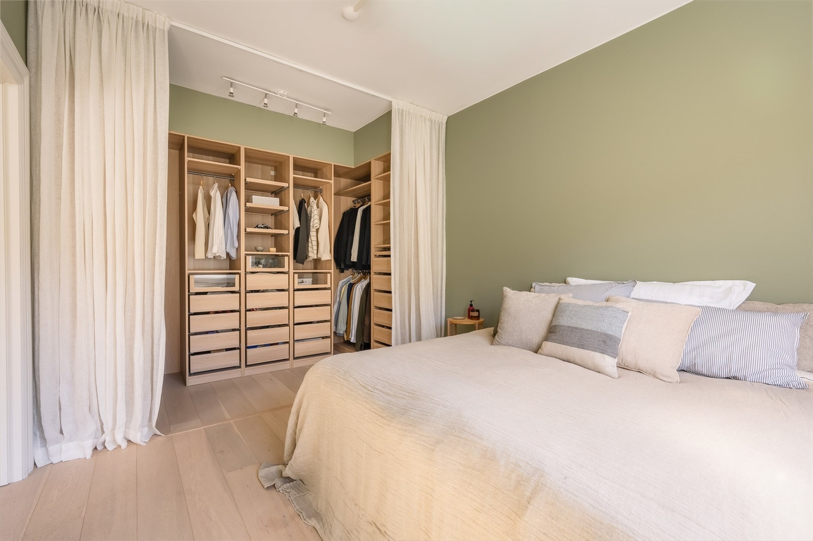 Her er det rikelig med oppbevaringsplass i en innbydende walk-in-garderobe, pent avskjermet med forheng Galleribilde
