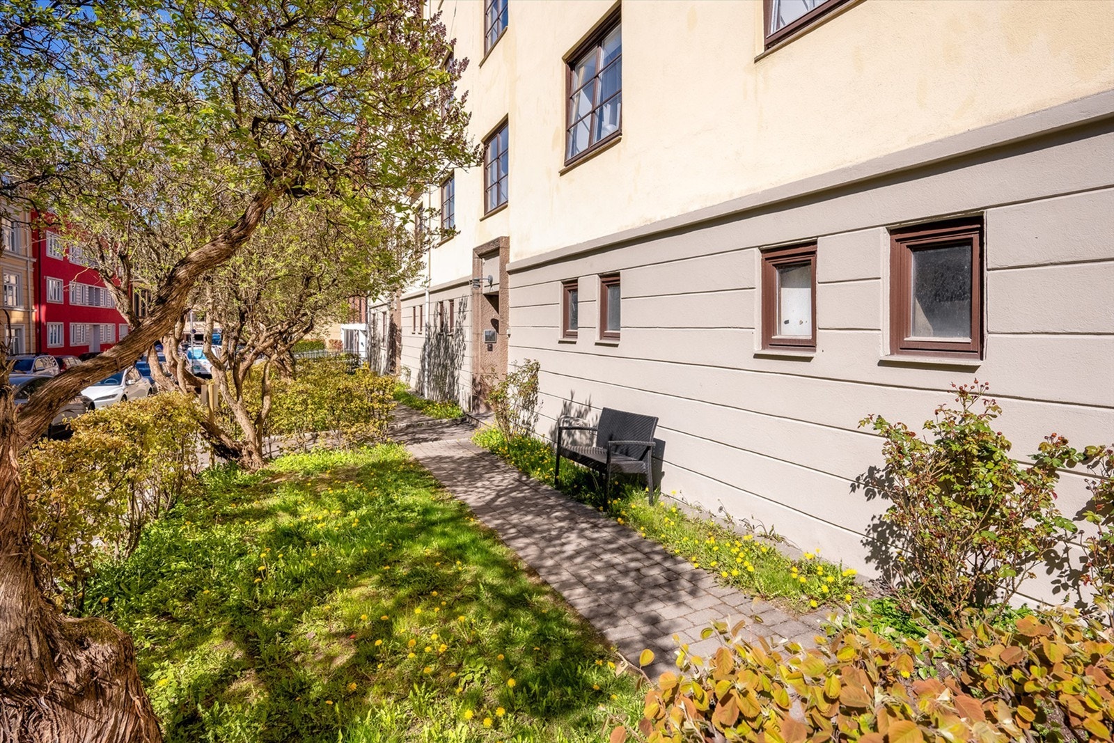 En sjelden god plassering i fin sidegate (blindvei) med et myldrende byliv rett utenfor Galleribilde