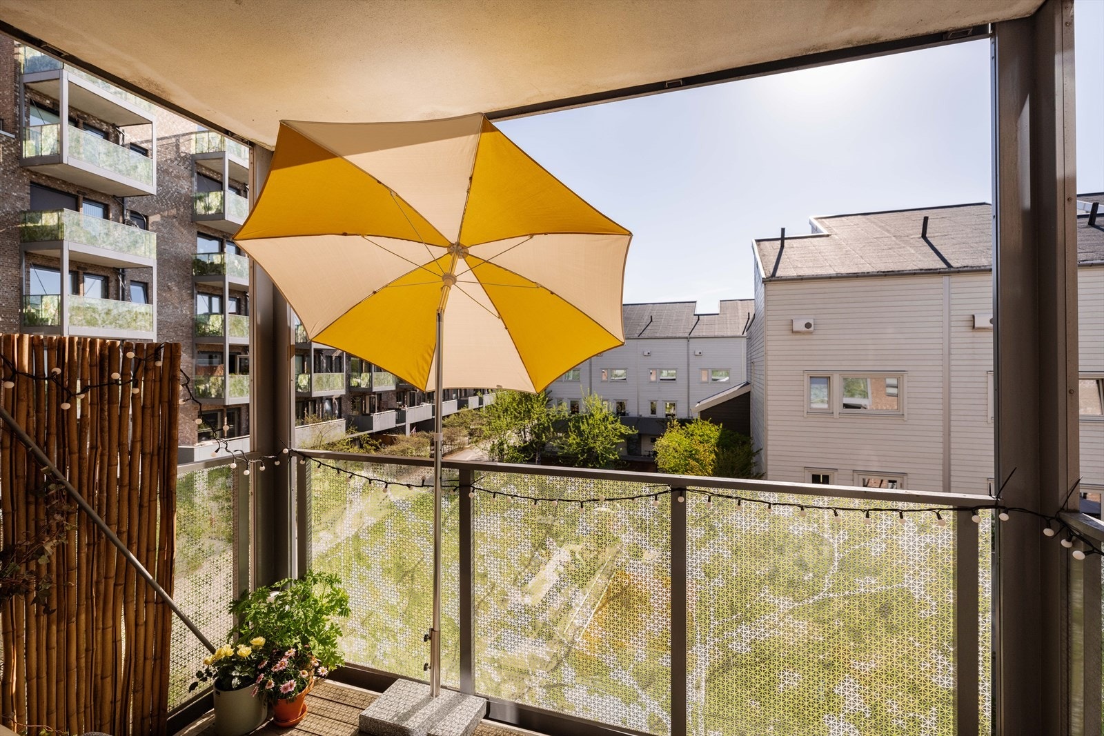 Gode solforhold på balkongen, kombinert med parasoll som gir en behagelig balanse mellom sol og skygge. Galleribilde