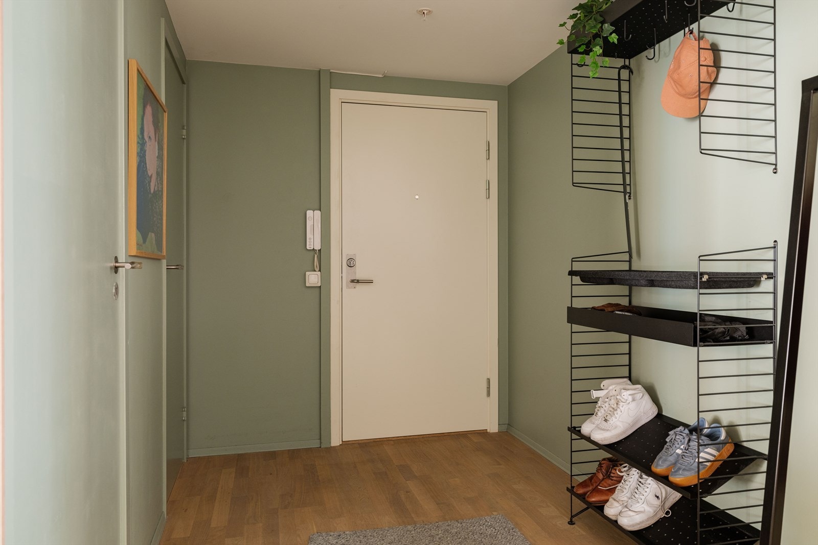 Velkommen hjem! Like innenfor døren er det direkte adkomst til en praktisk innvendig bod. Galleribilde