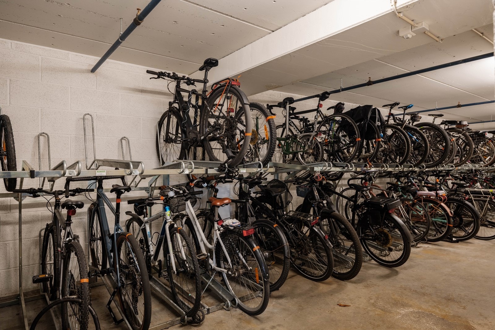 Praktisk innendørs sykkelparkering. Galleribilde