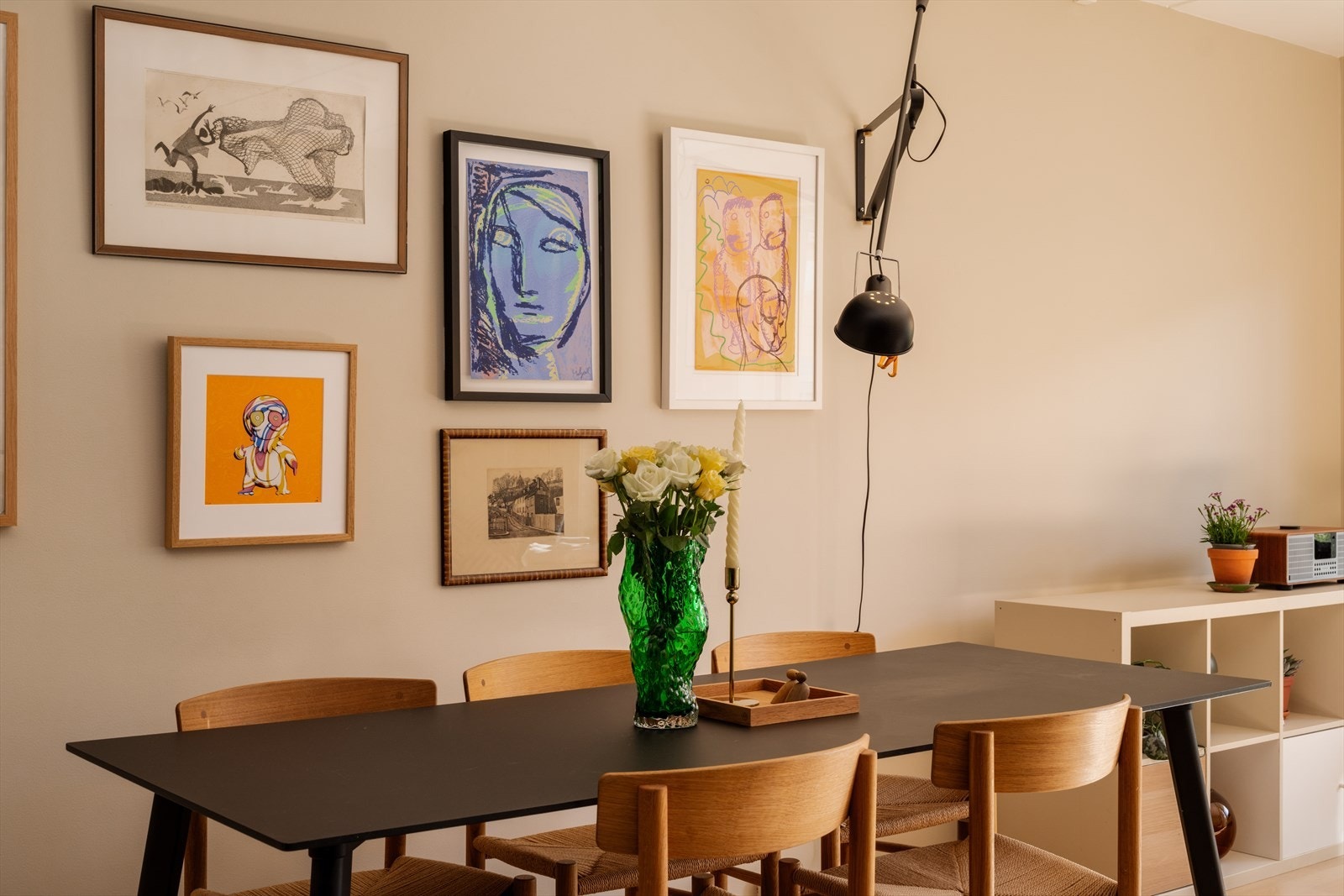 Her får dere et innbydende og velholdt hjem med gjennomgående god standard. Galleribilde