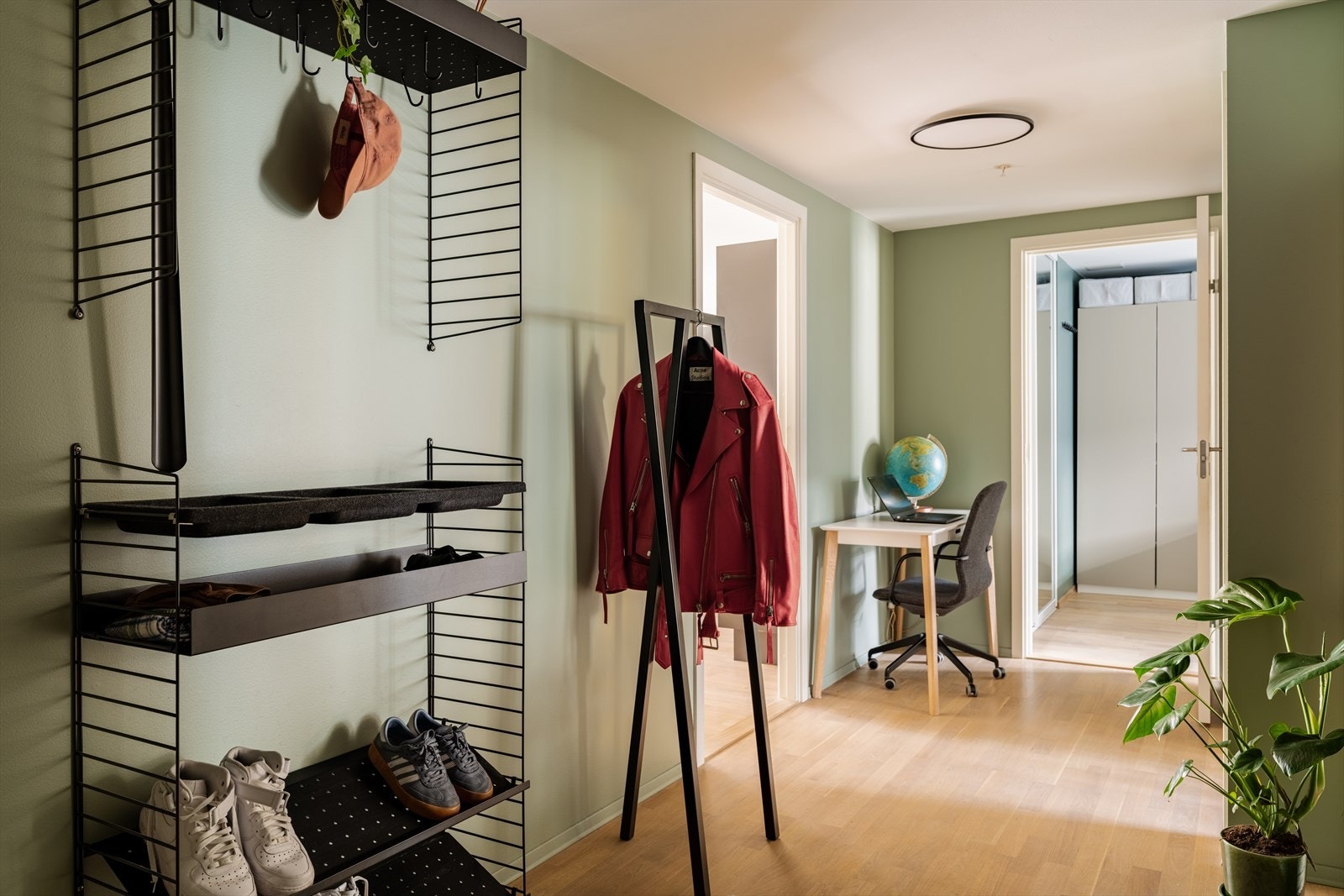 Romslig og innbydende entré med god plass til yttertøy og sko. Galleribilde