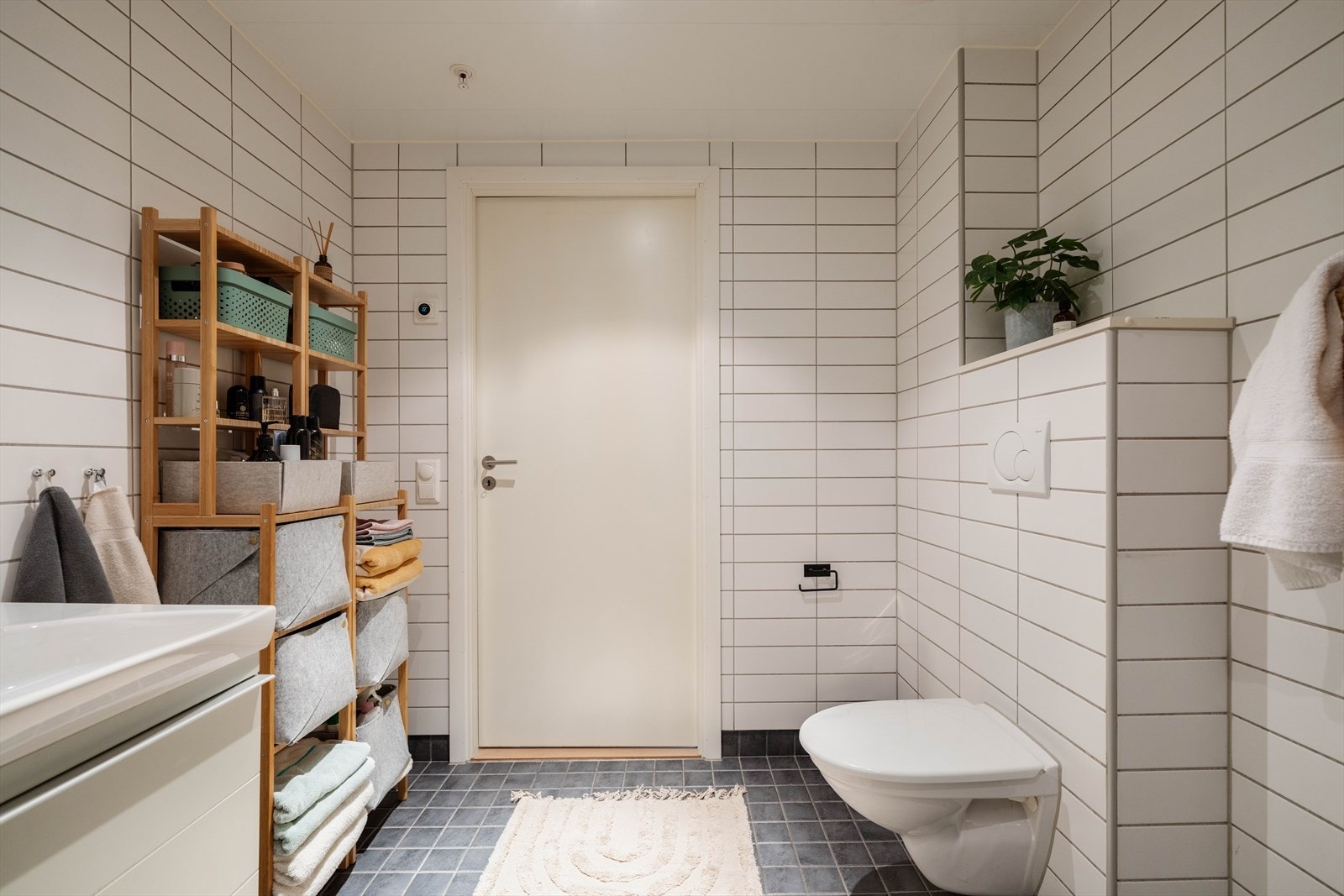 Badet er romslig og byr på rikelig med plass til oppbevaring. Galleribilde