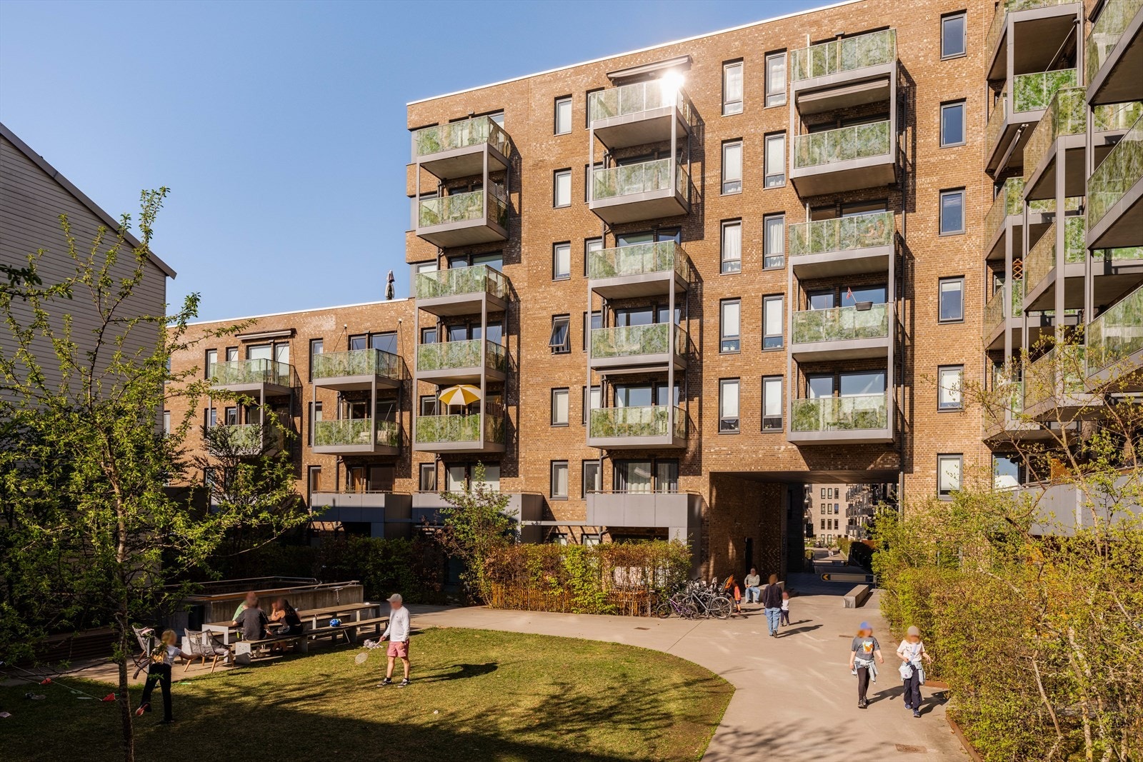 Trivelig gårdsrom som inviterer til hygge og sosiale sammenkomster. Galleribilde