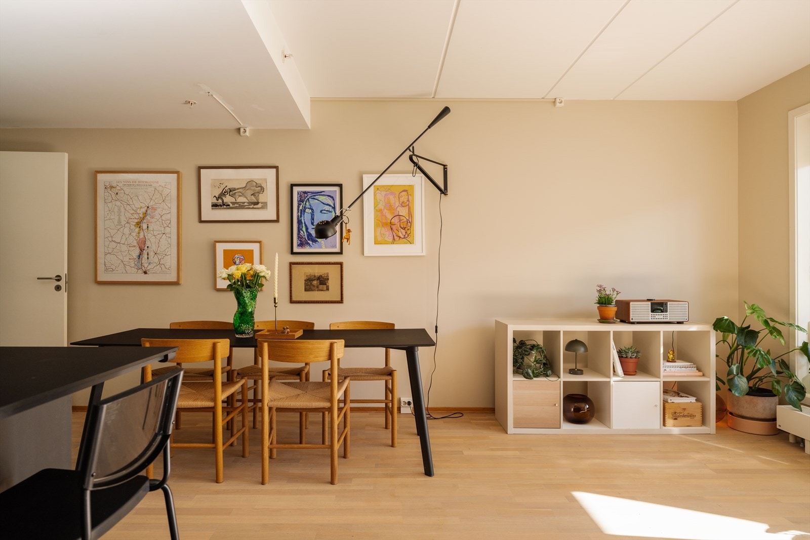 Videre er det god plass til et stort spisebord som inviterer til hyggelige middager så vel som hverdagsmåltider med familien. Galleribilde