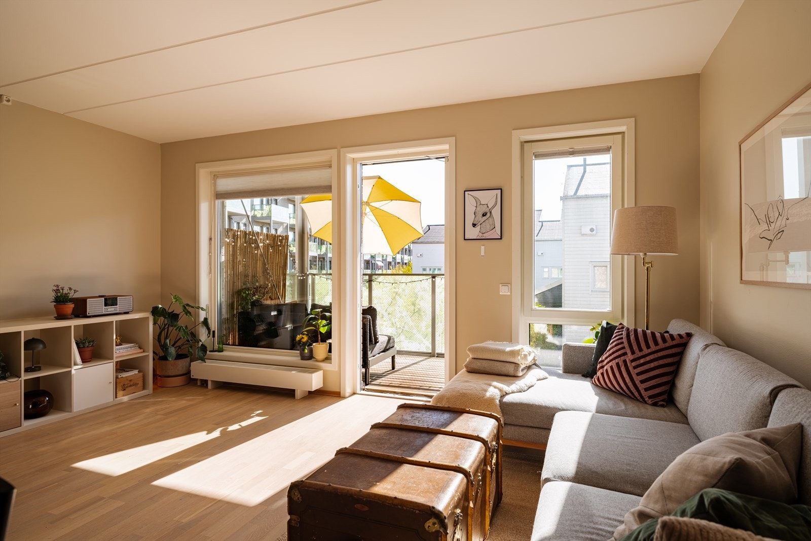 Gulvene er slipt i 2021 av Norsk Parkettsliperi, noe som gir et pent og velholdt uttrykk. Galleribilde