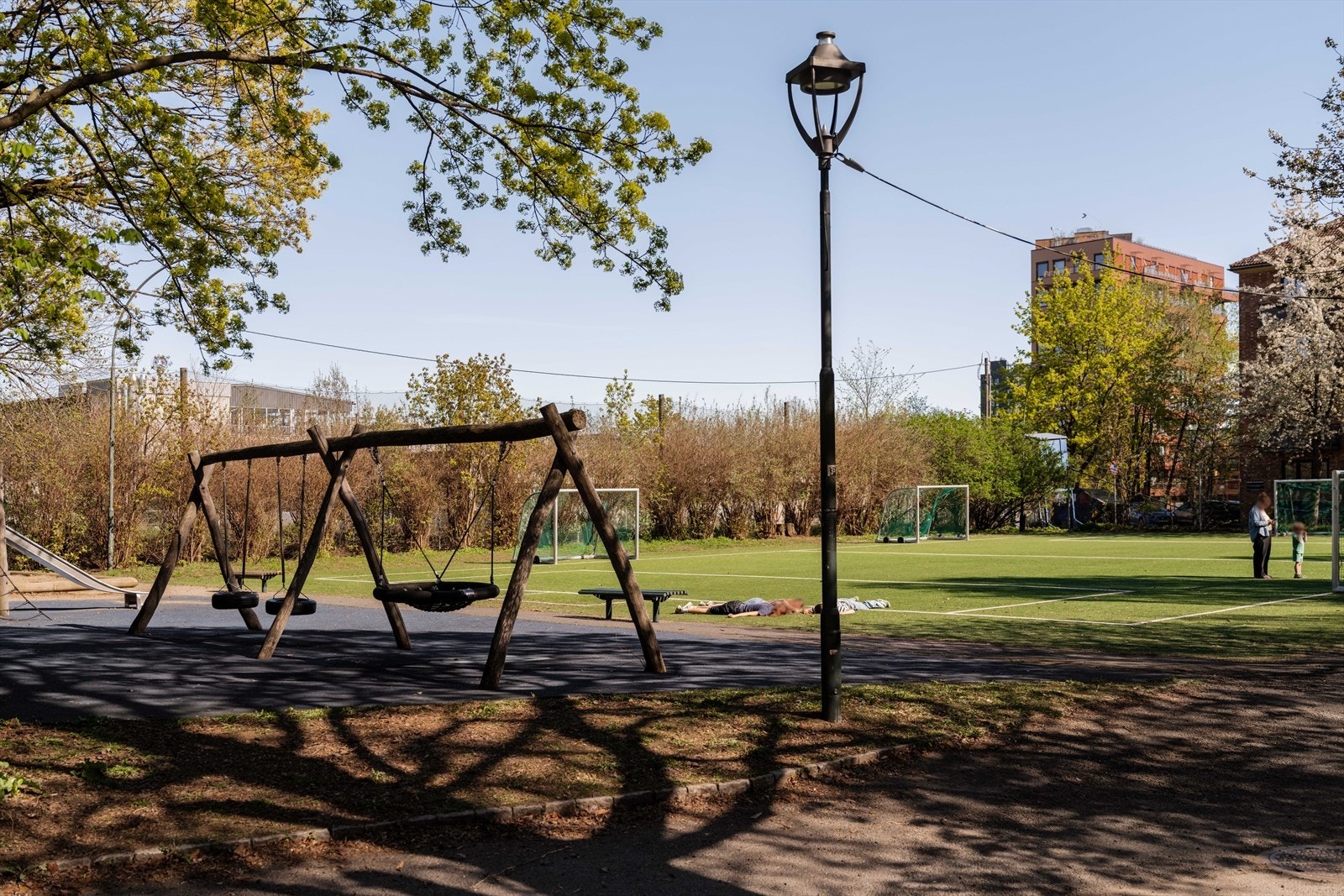 Fine uteområder med lekeplass for barna og fotballbane for de aktive. Galleribilde