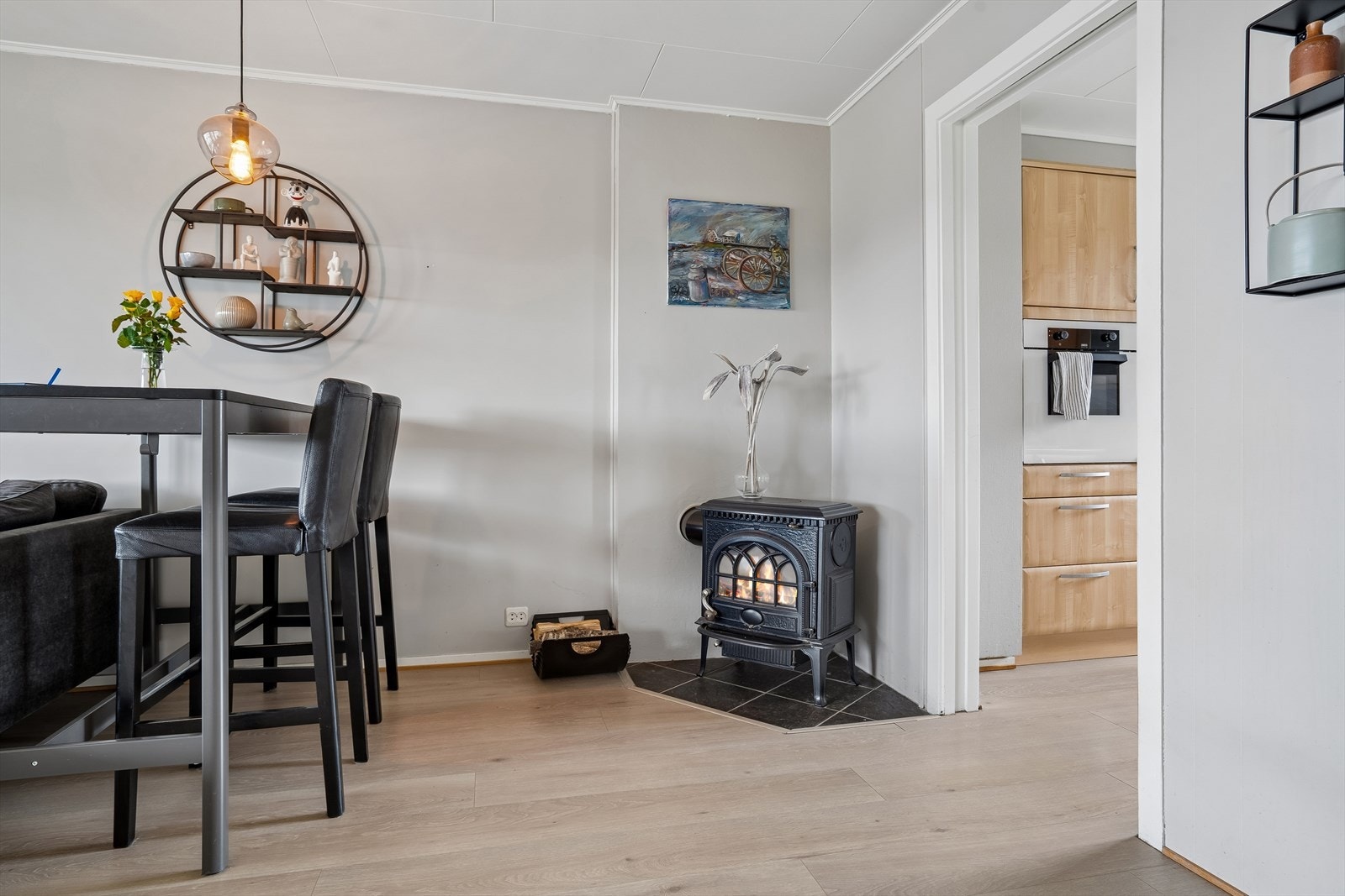 Det er vedovn til oppvarming, samt at det ble montert varmepumpe i 2021. Galleribilde